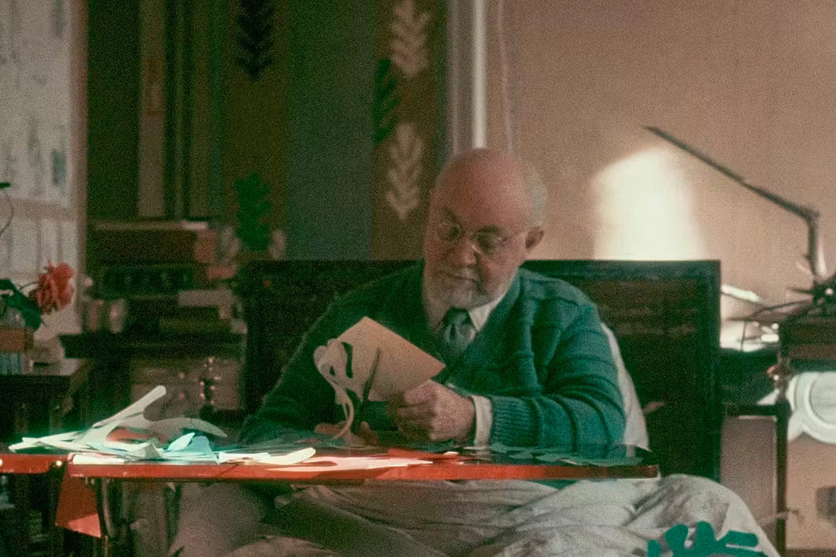 Henri Matisse sidst i livet, mens han klipper former ud af malet papir ved sit bord
