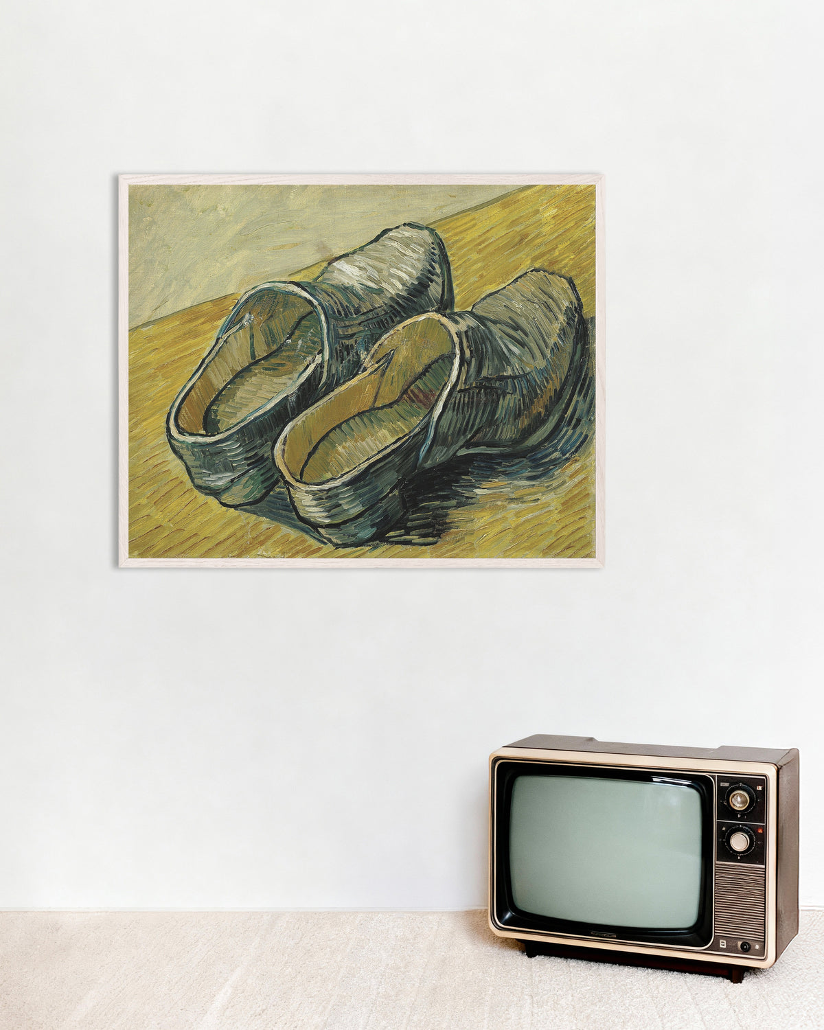Poster af Et par træsko i læder (1888) af Vincent van Gogh, med hvid træramme