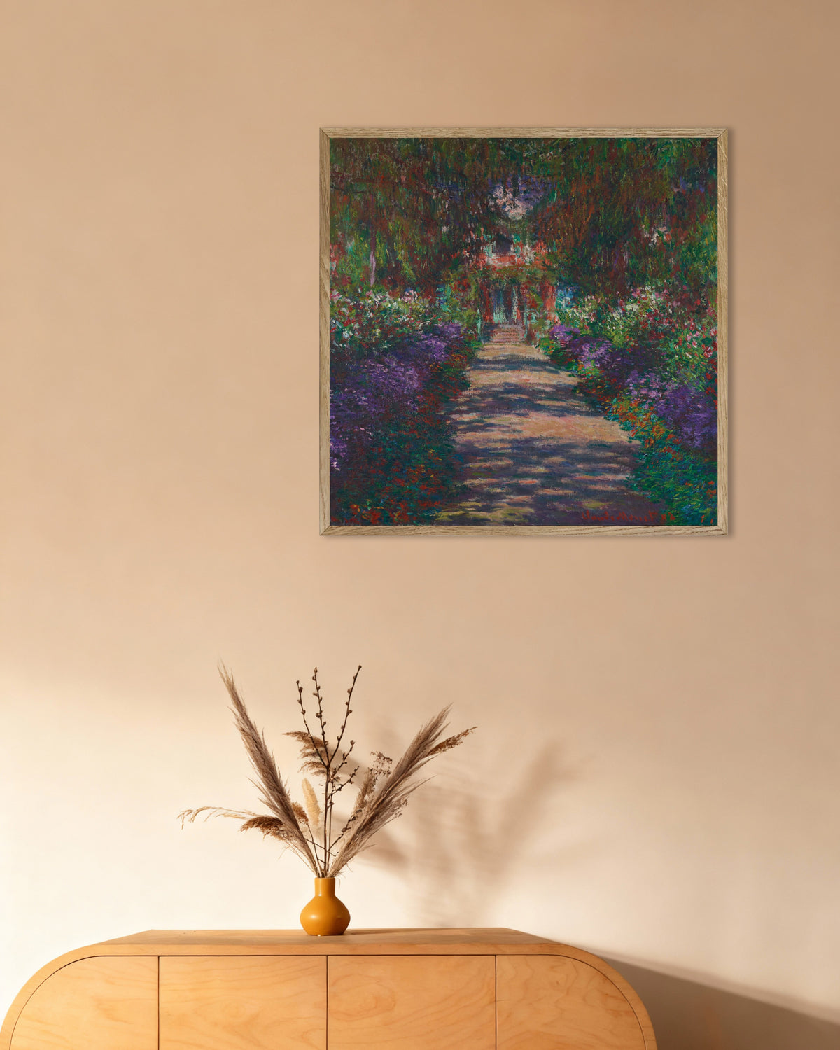 Plakat En allé i Monets have i Giverny (1902) af Claude Monet med ramme i naturtræ