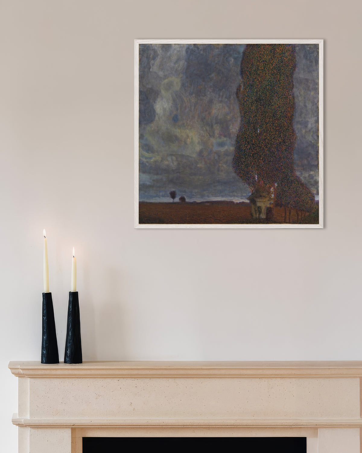 Plakat Optrækkende uvejr (Den store poppel II) (1903) af Gustav Klimt med hvid træramme