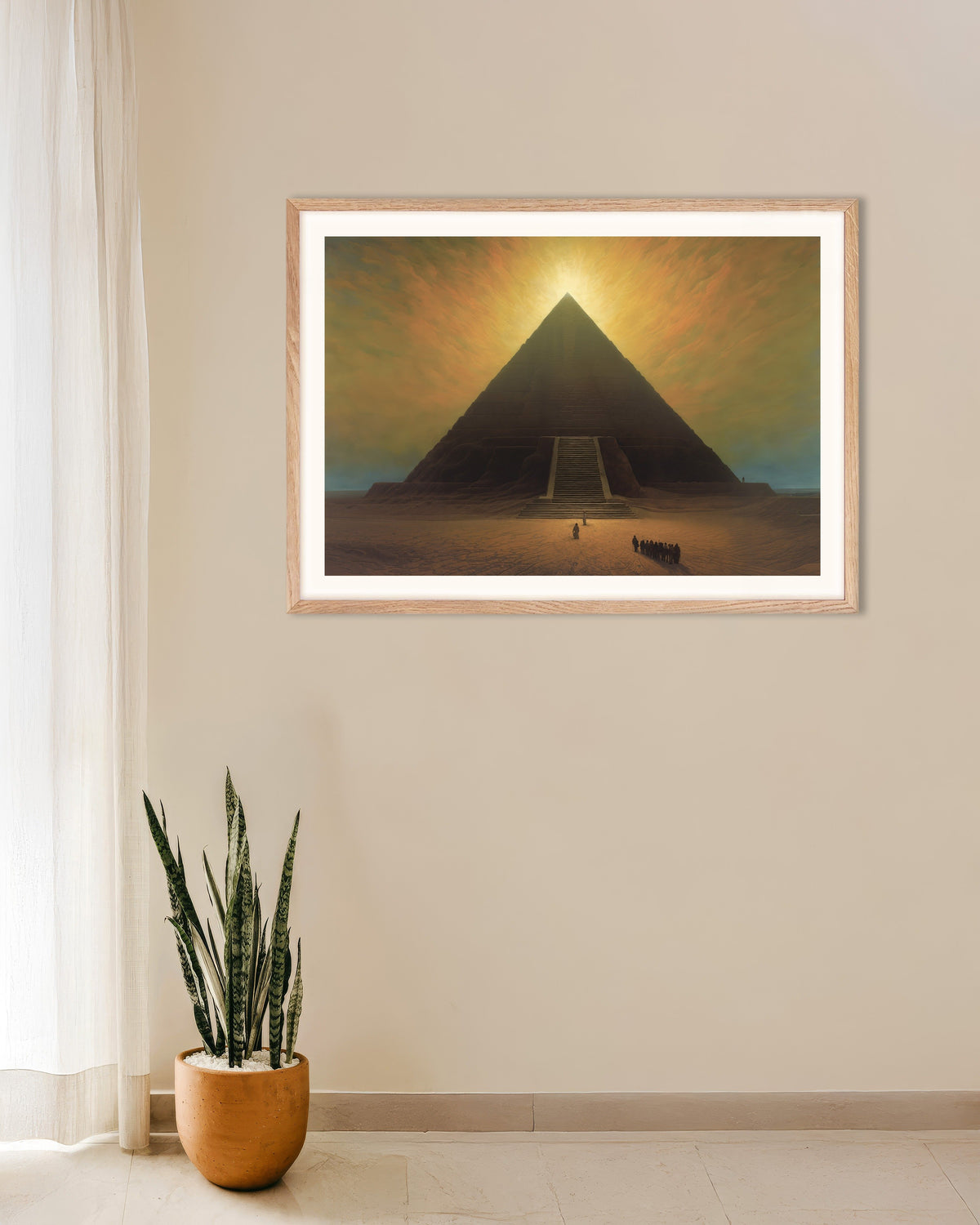 Plakat med Stemningsfuld, mørk og mystisk, den store pyramide, i naturfarvet træramme