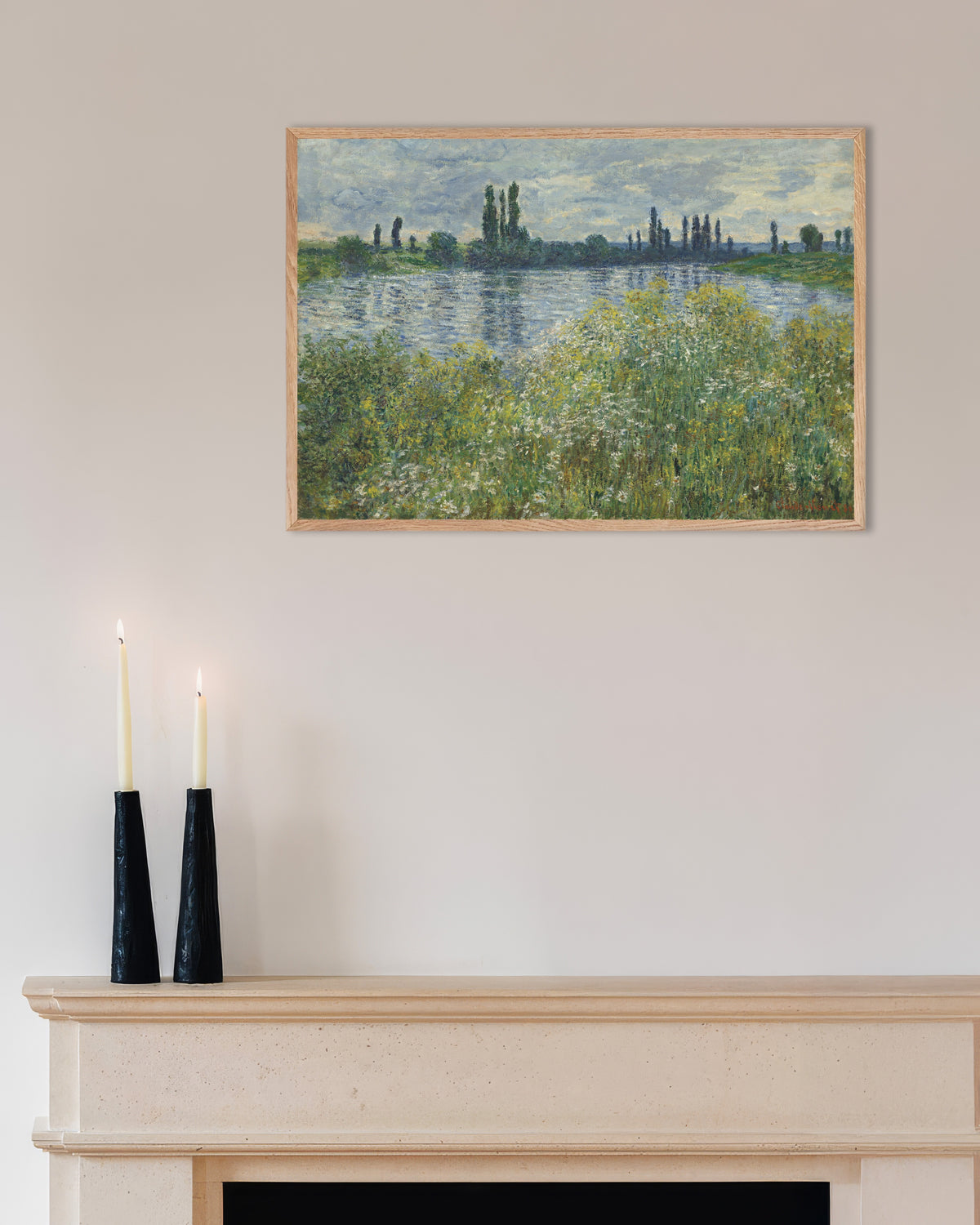 Plakat Seinens bred ved Vétheuil (1880) af Claude Monet med ramme i naturtræ