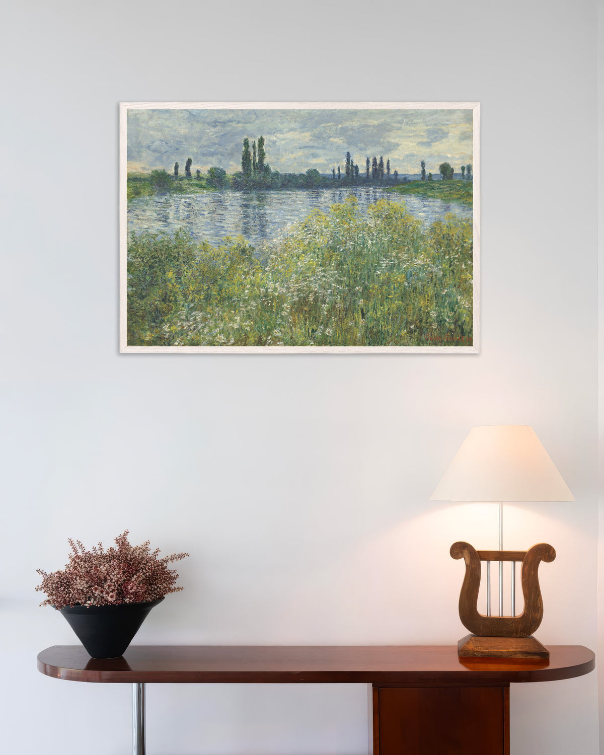 Plakat Seinens bred ved Vétheuil (1880) af Claude Monet med hvid træramme