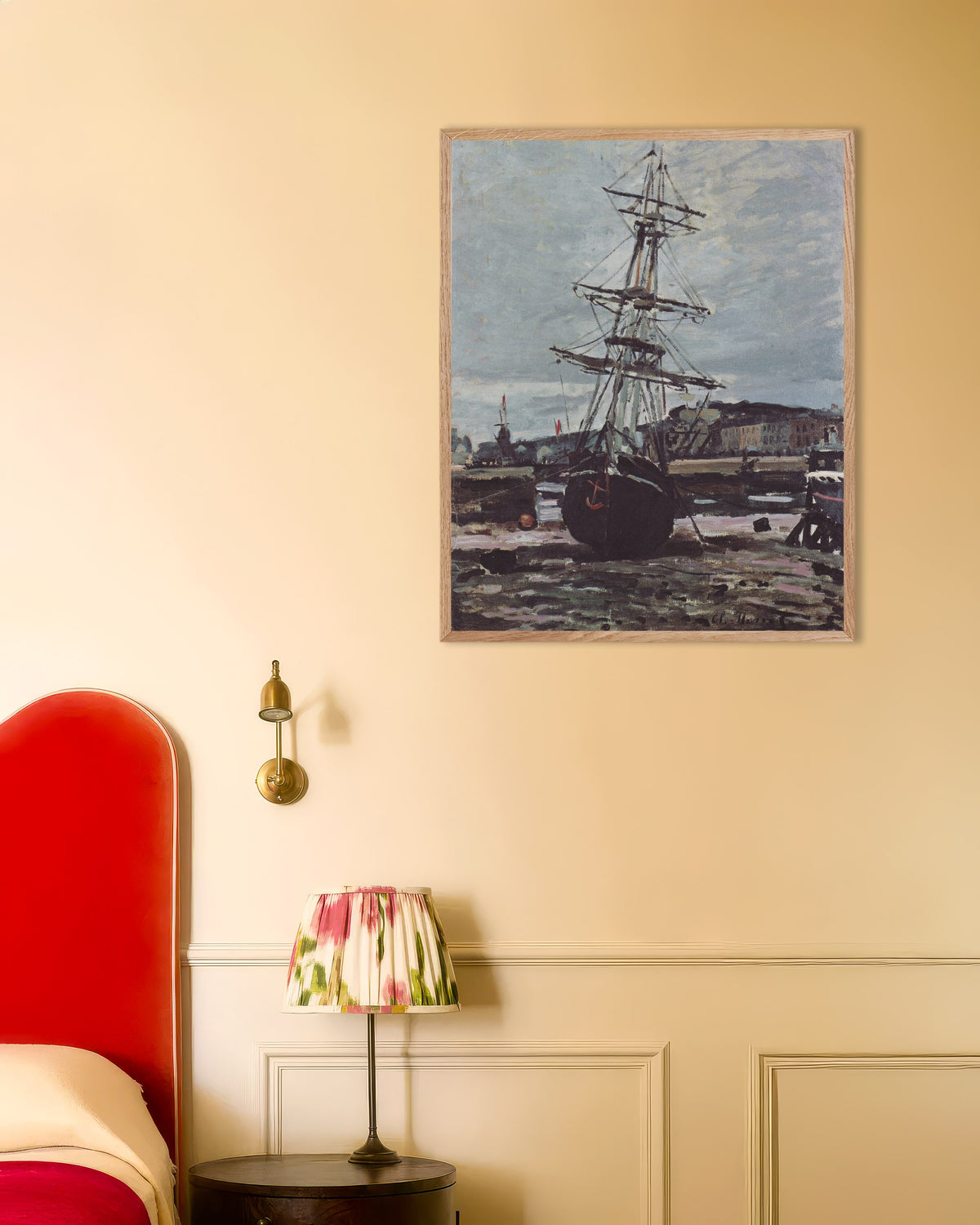 Plakat Båd på grund ved Fécamp (1868) af Claude Monet med ramme i naturtræ