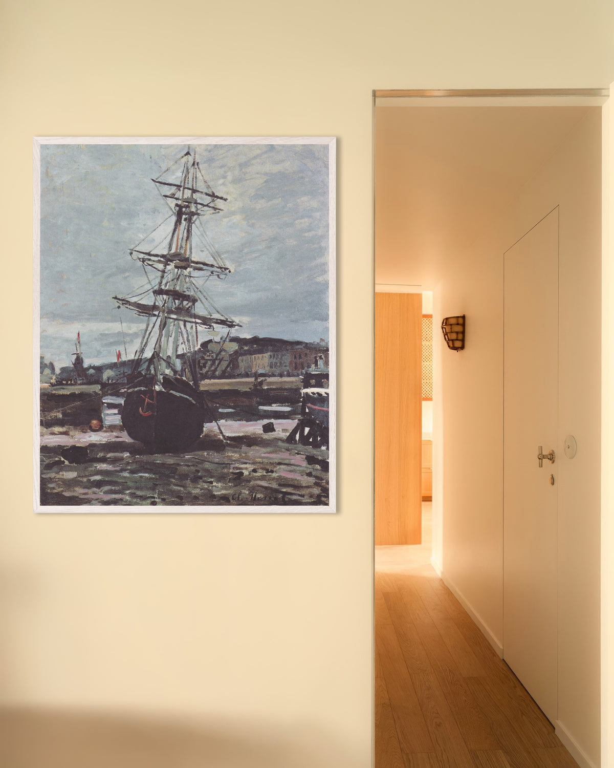 Plakat Båd på grund ved Fécamp (1868) af Claude Monet med hvid træramme