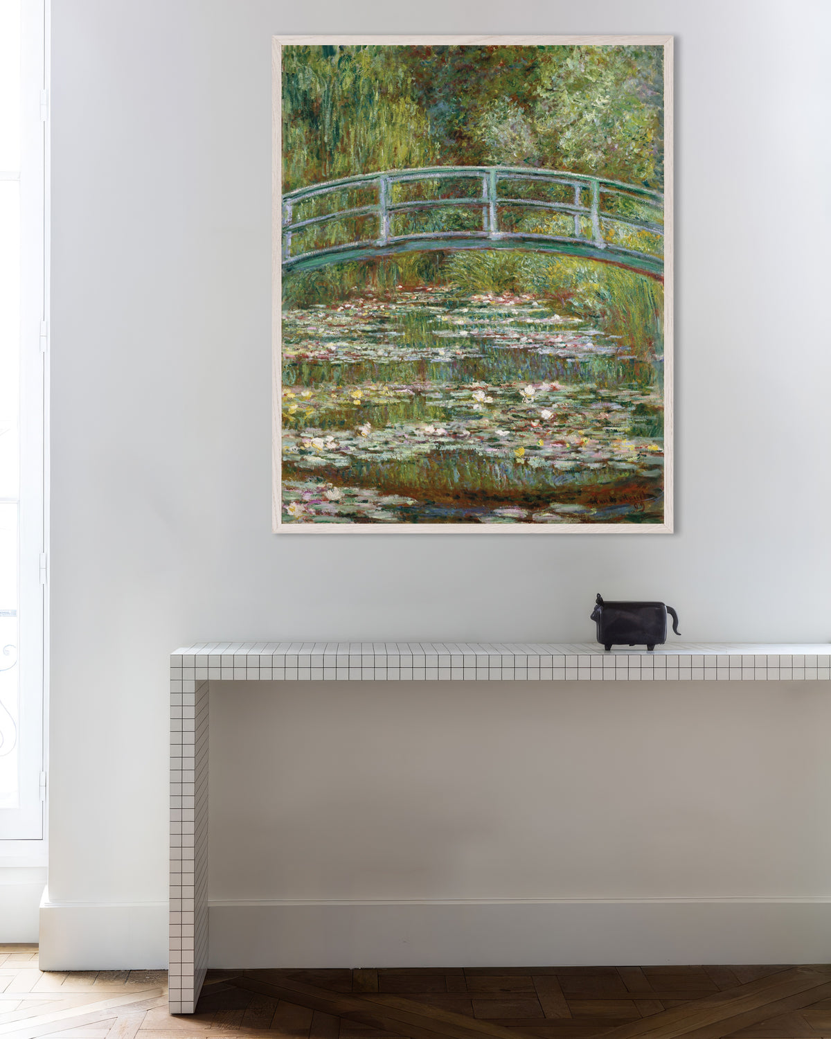 Plakat Bro over åkandedammen (1899) af Claude Monet med hvid træramme