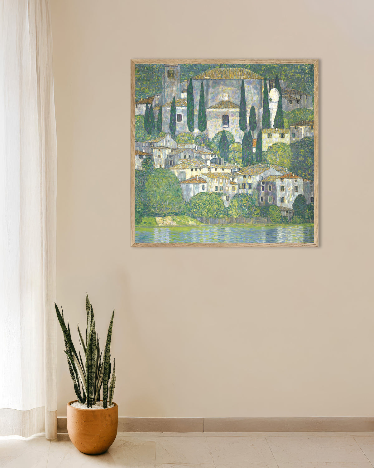 Plakat Kirke i Cassone (Landskab med cypresser) (1913) af Gustav Klimt med ramme i naturtræ