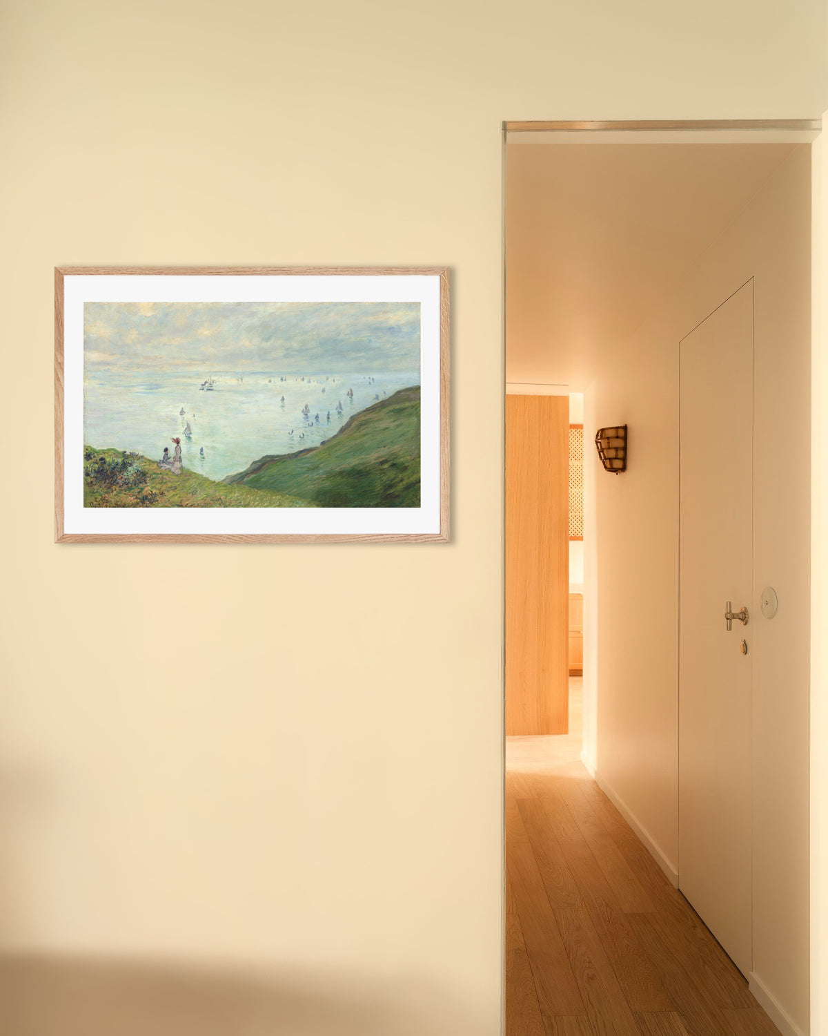 Plakat Klipper ved Pourville (1882) af Claude Monet med ramme i naturtræ