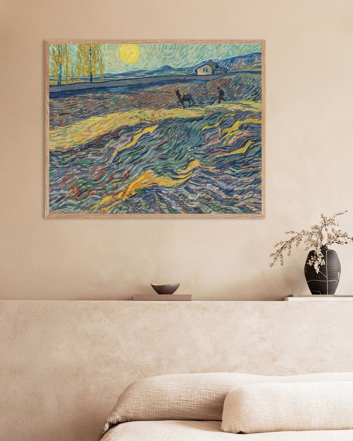 Poster med Indhegnet mark med plovmand (1889) af Vincent van Gogh, med naturfarvet træramme