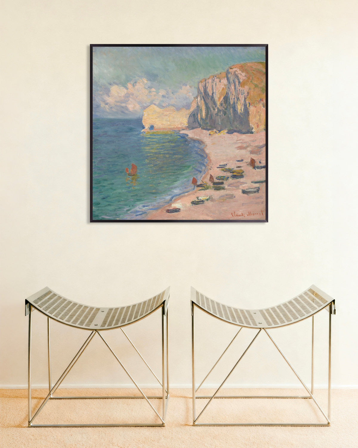 Plakat Étretat, stranden og Falaise d'Amont (1885) af Claude Monet med metalramme