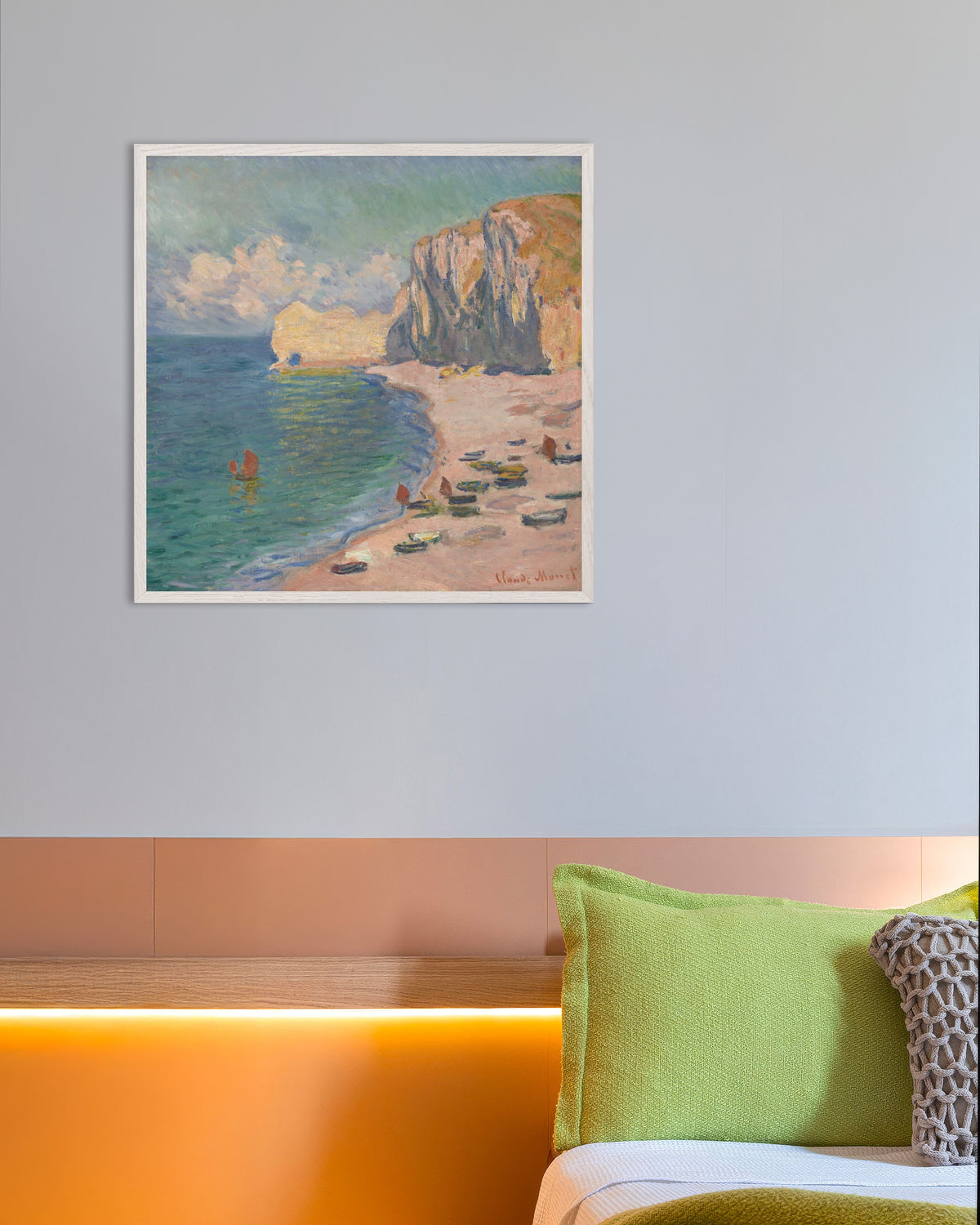 Plakat Étretat, stranden og Falaise d'Amont (1885) af Claude Monet med hvid træramme
