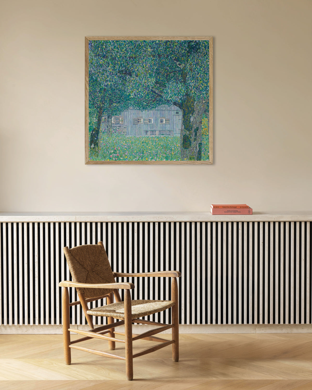 Plakat Bondegård i Buchberg (1911) af Gustav Klimt med ramme i naturtræ