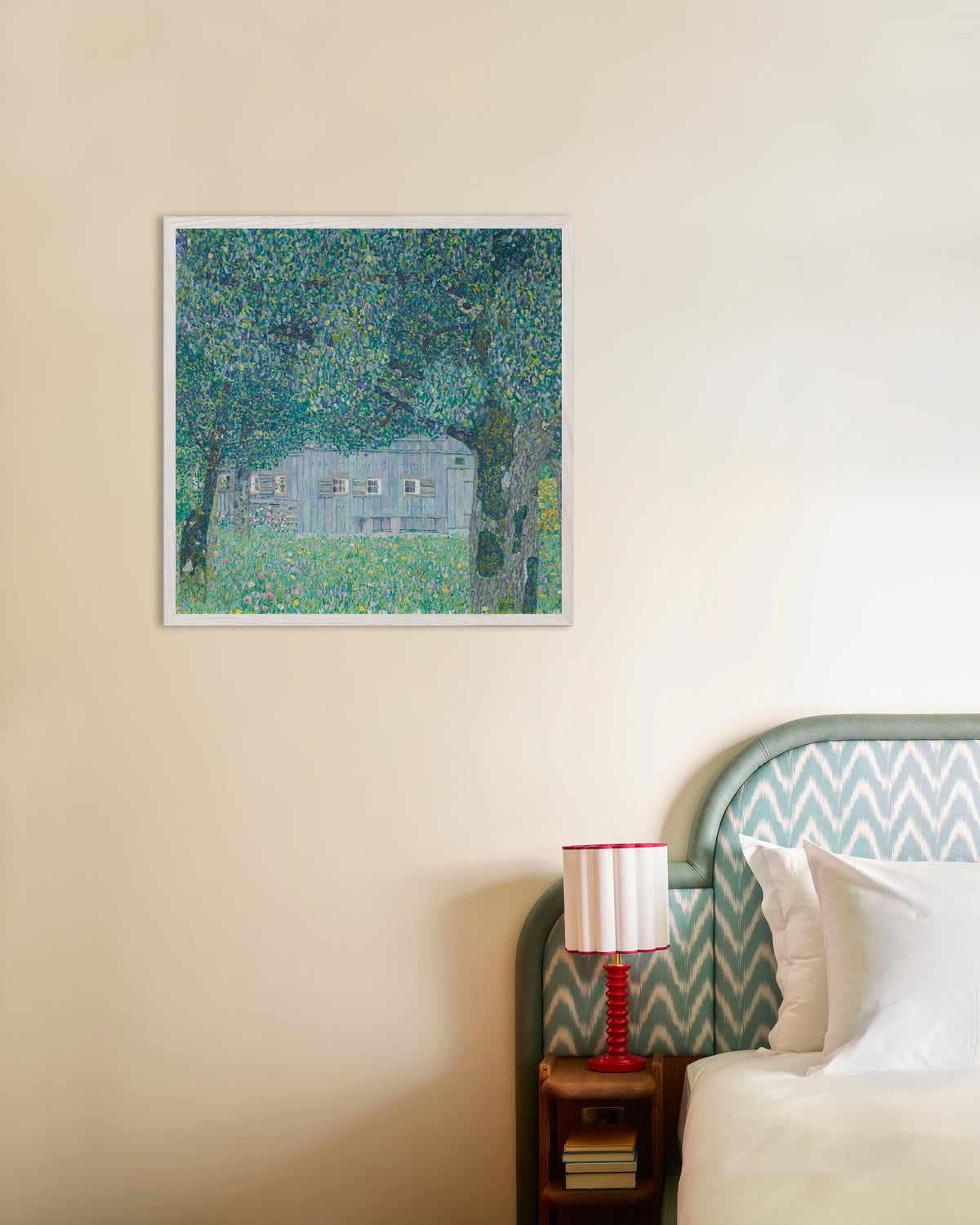 Plakat Bondegård i Buchberg (1911) af Gustav Klimt med hvid træramme