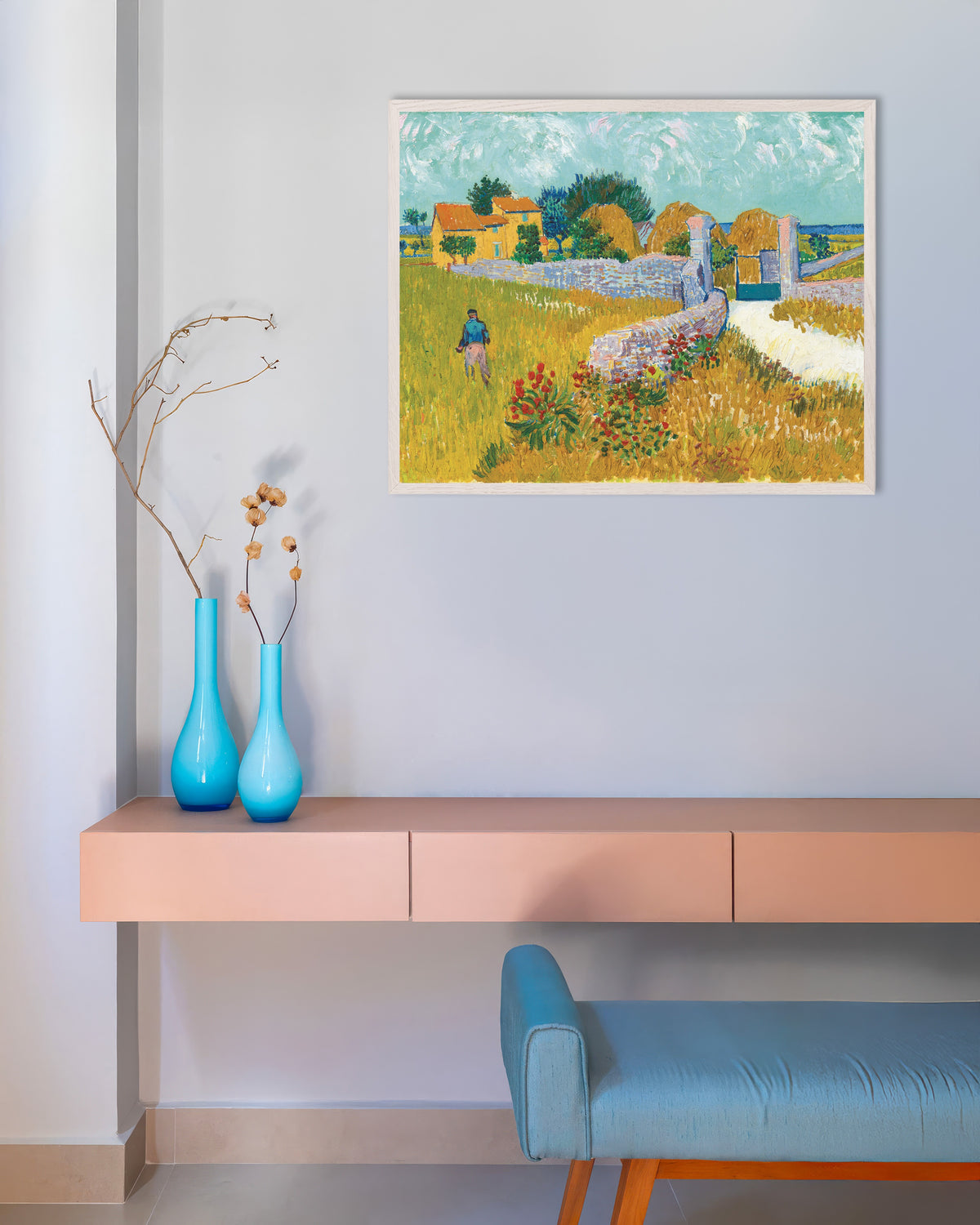 Plakat med Bondegård i Provence (1888) af Vincent van Gogh, med hvid træramme
