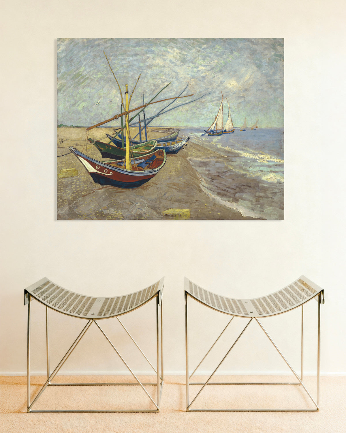 Plakat med Fiskerbåde på stranden ved Les Saintes-Maries-de-la-Mer (1888) af Vincent van Gogh