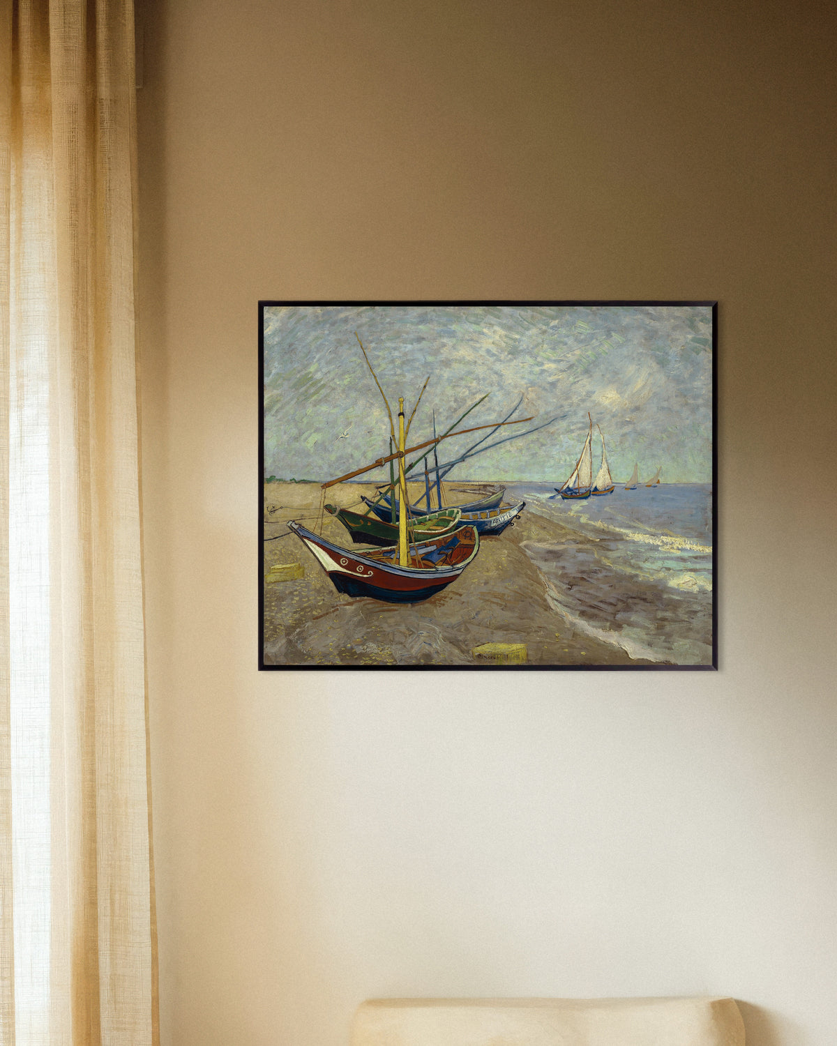 Plakat med Fiskerbåde på stranden ved Les Saintes-Maries-de-la-Mer (1888) af Vincent van Gogh, med metalramme