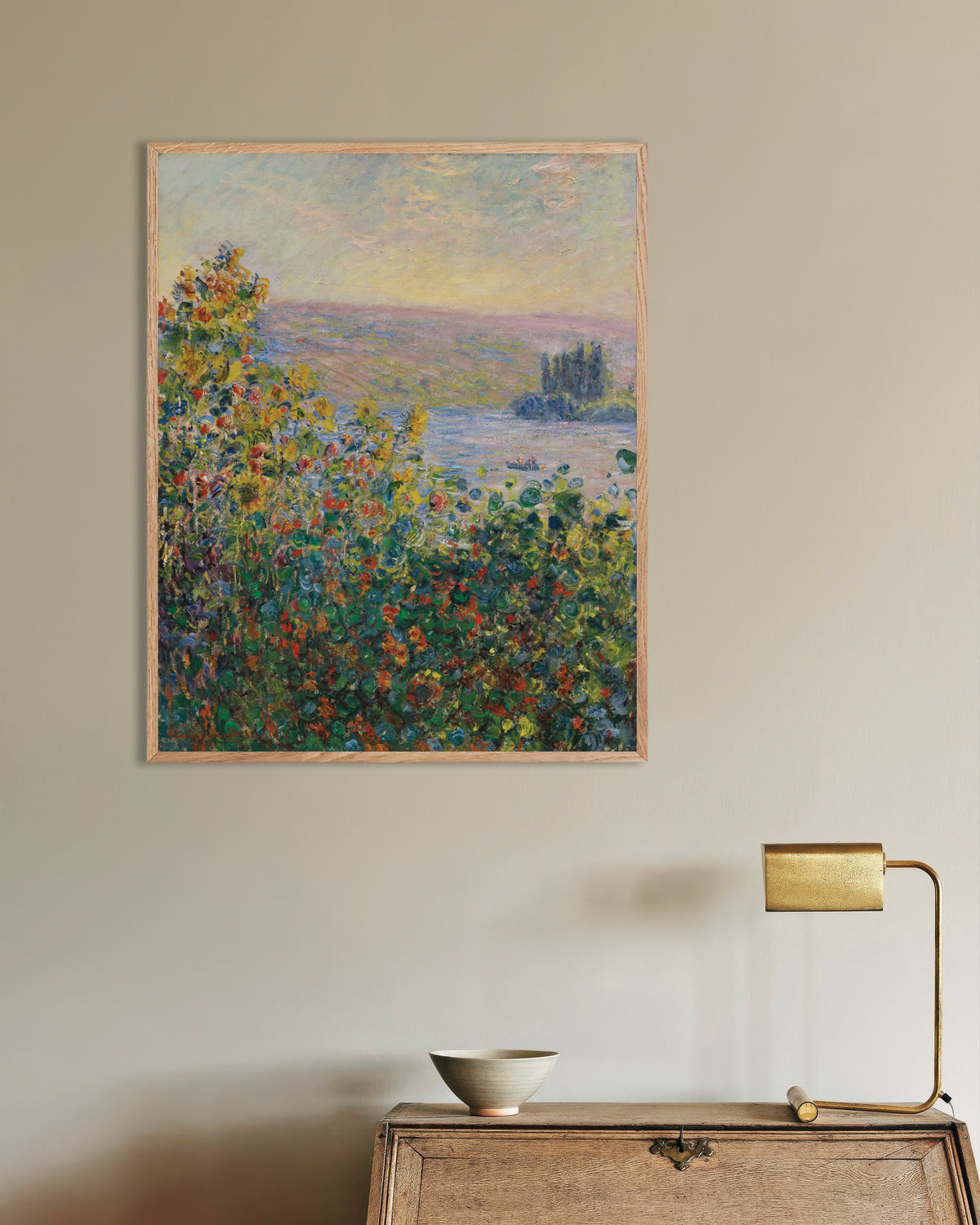 Plakat Blomsterbede i Vétheuil (1881) af Claude Monet med ramme i naturtræ