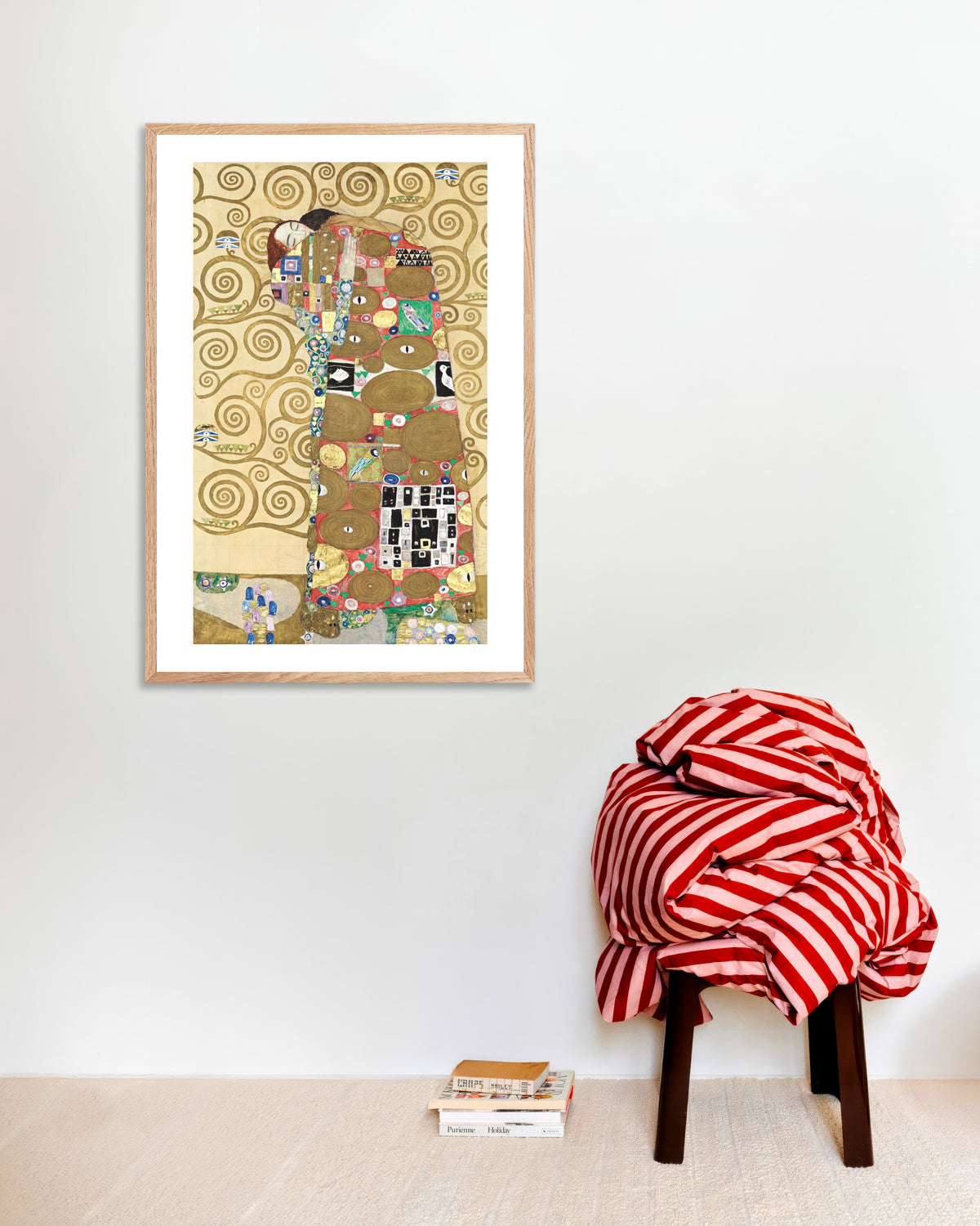 Poster af Opfyldelse, Stoclet-frisen (1910–1911) af Gustav Klimt med naturfarvet træramme