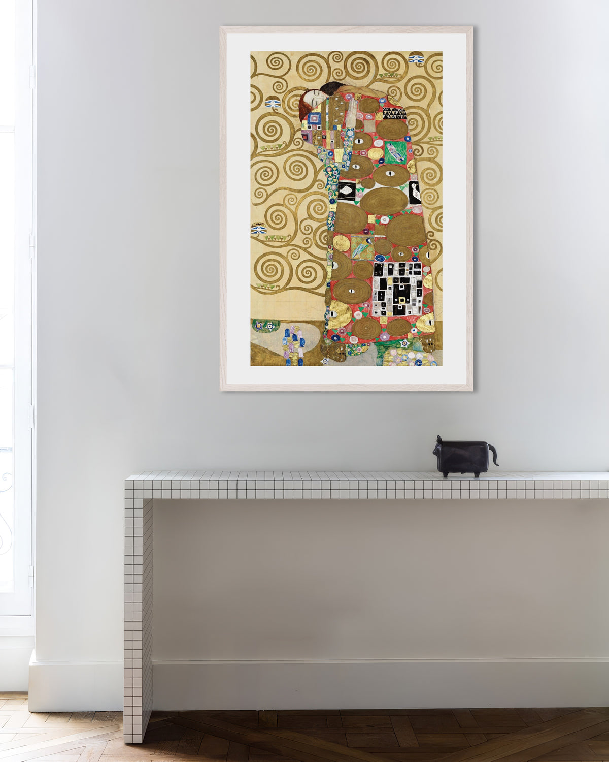 Poster af Opfyldelse, Stoclet-frisen (1910–1911) af Gustav Klimt med hvid træramme