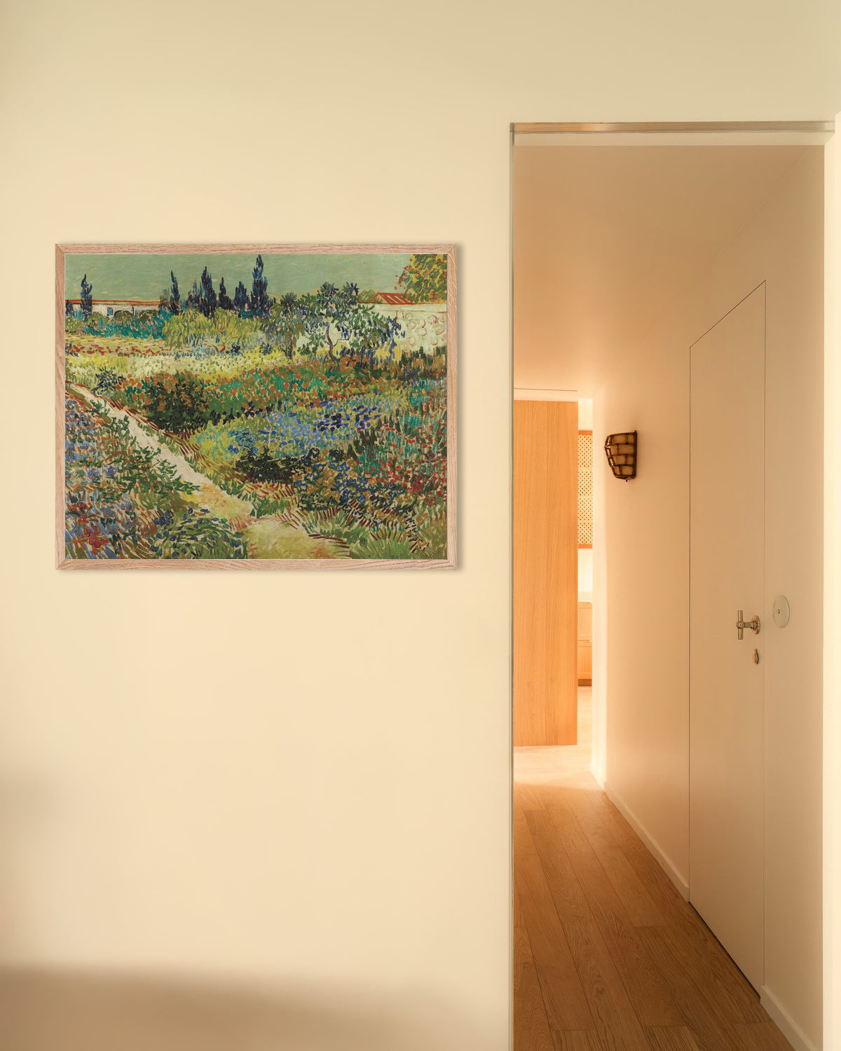 Poster med Have i Arles (1888) af Vincent van Gogh med ramme i naturtræ