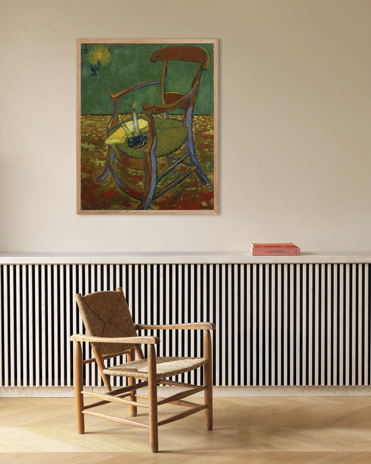 Poster af Vincent van Goghs Gauguins stol (1888) med ramme af naturtræ