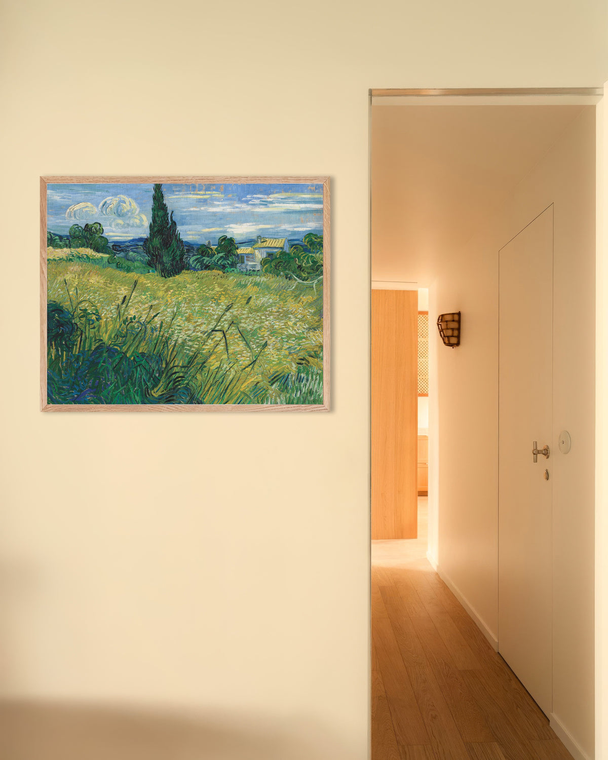 Poster med Grøn hvedemark med cypres (1889) af Vincent van Gogh, med naturfarvet træramme