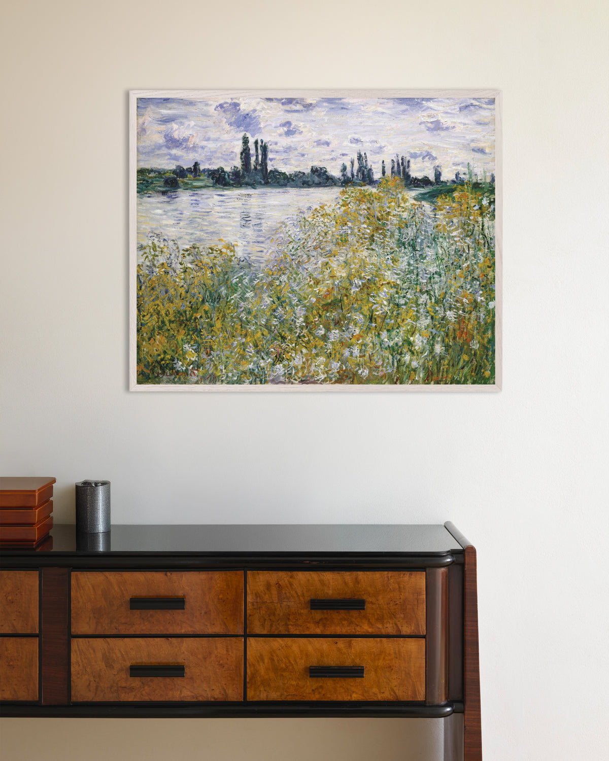 Plakat Blomsterøen ved Vétheuil (1880) af Claude Monet med hvid træramme
