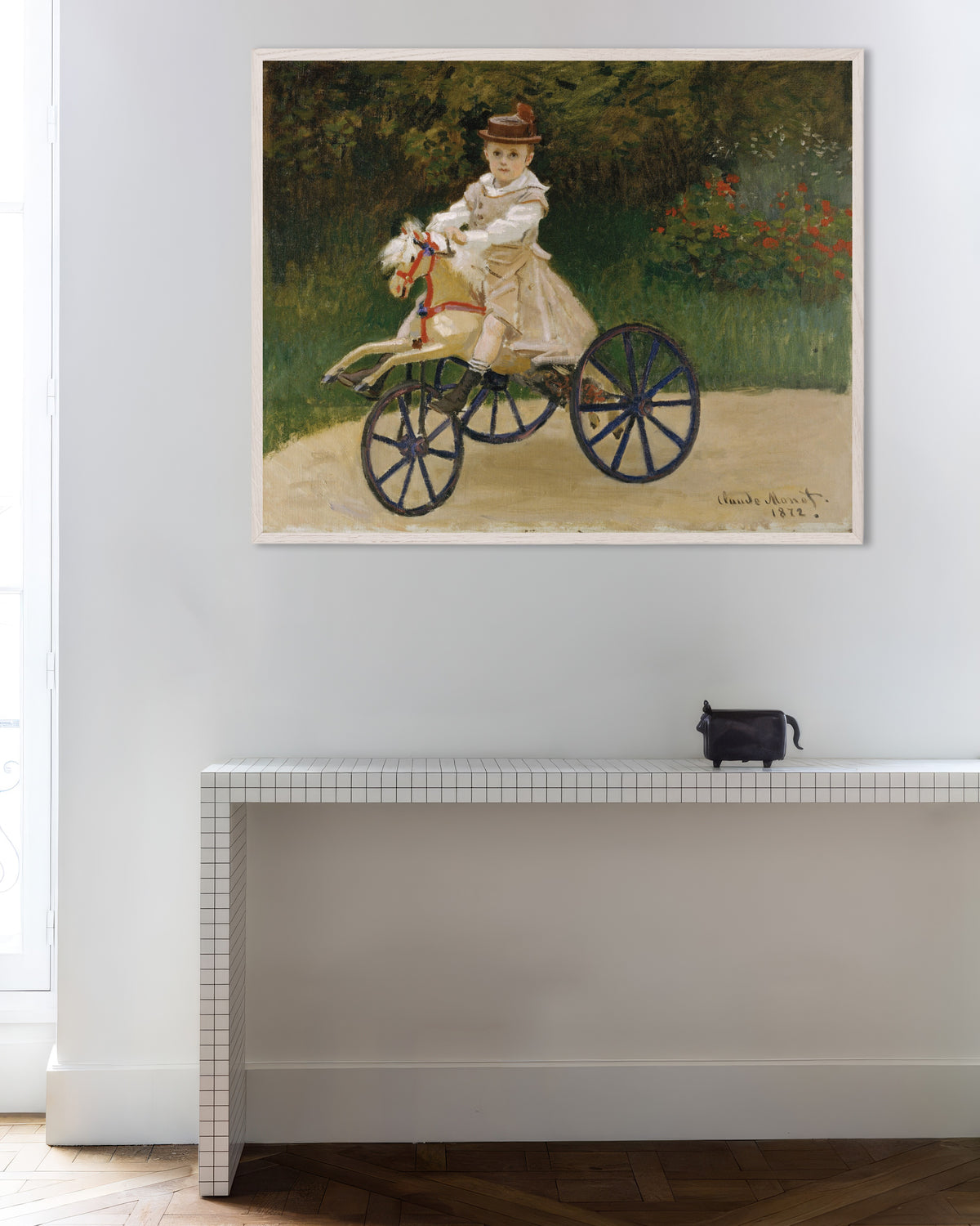 Plakat Jean Monet på sin kæphest (1872) af Claude Monet med hvid træramme