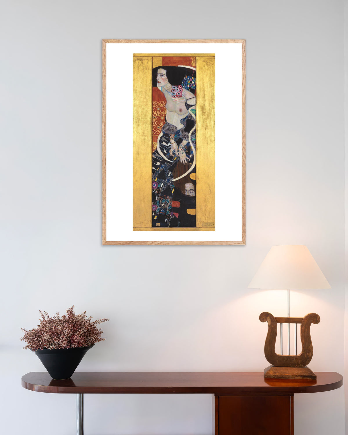 Plakat Judith II (1909) af Gustav Klimt med ramme i naturtræ