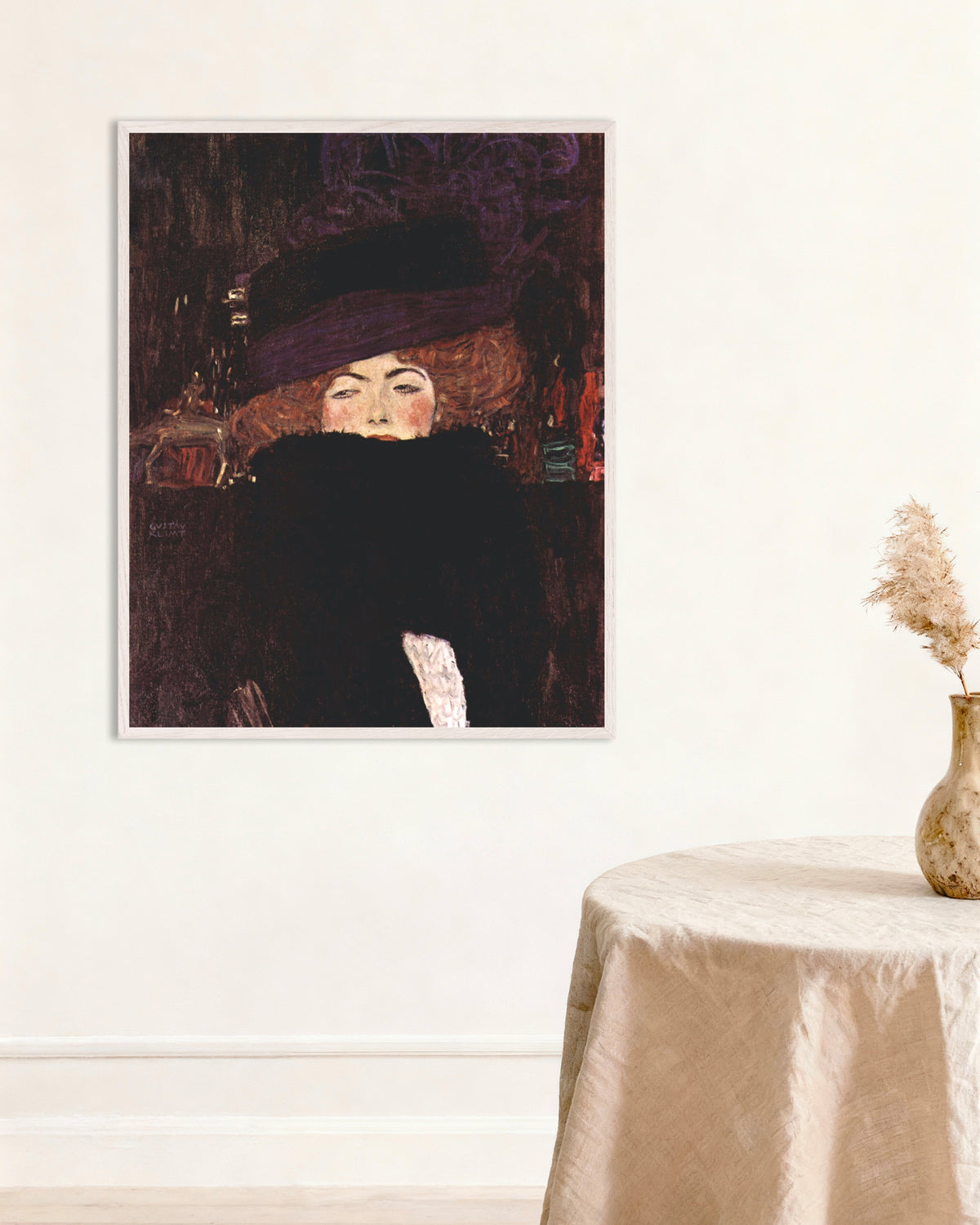 Poster af Dame med hat og fjerboa (1909) af Gustav Klimt med hvid træramme