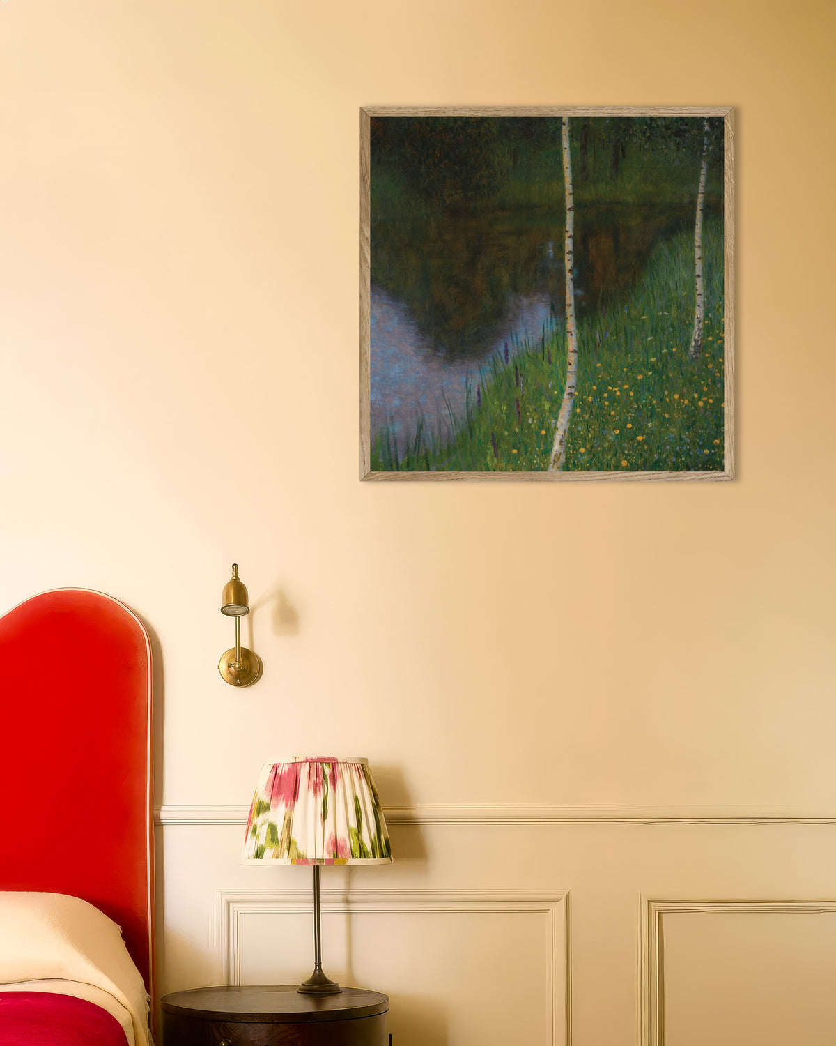 Plakat Søbred med birke (ca. 1901) af Gustav Klimt med ramme i naturtræ