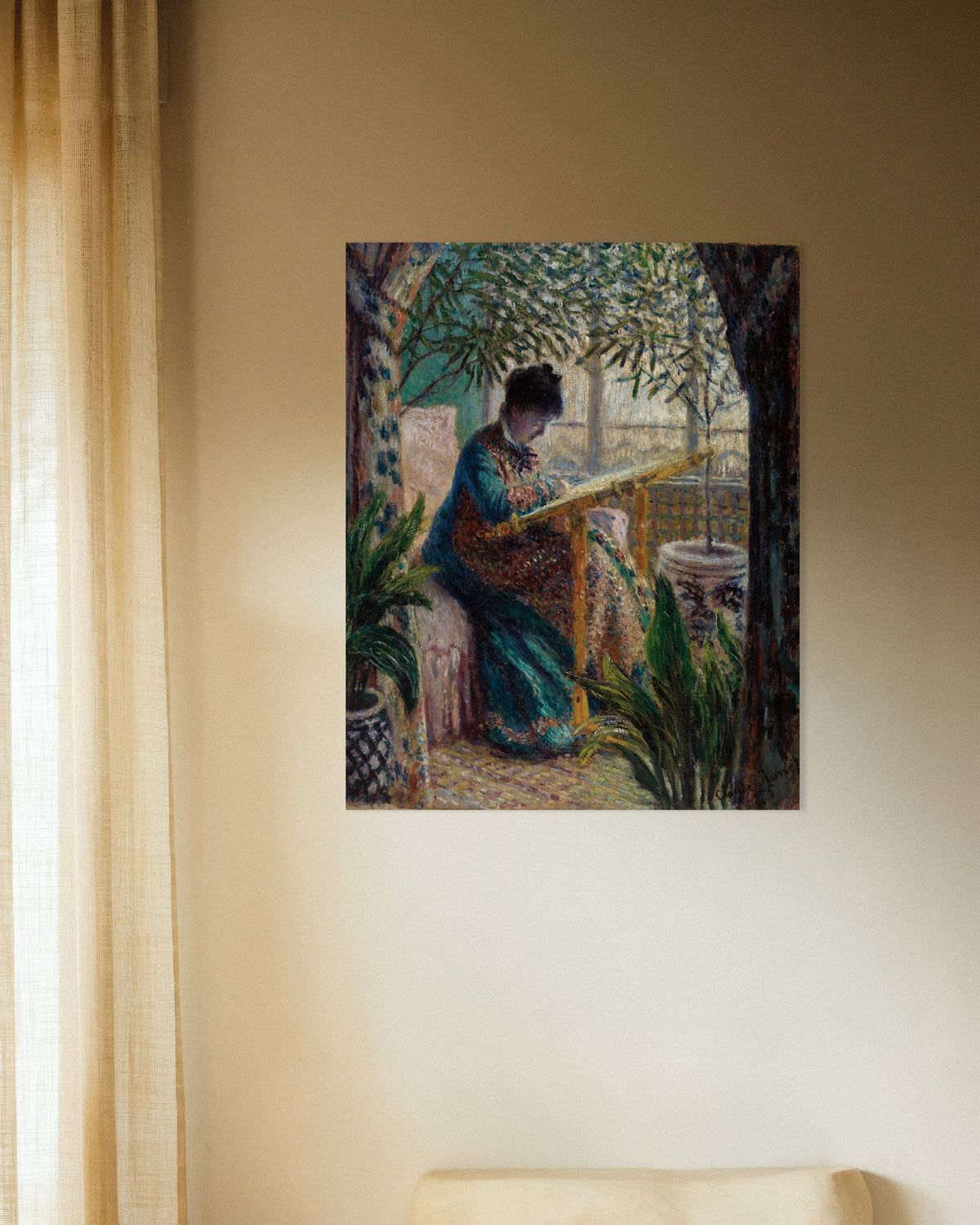 Plakat Madame Monet broderer (1875) af Claude Monet
