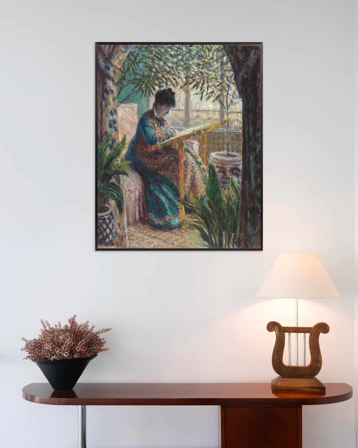 Plakat Madame Monet broderer (1875) af Claude Monet med metalramme