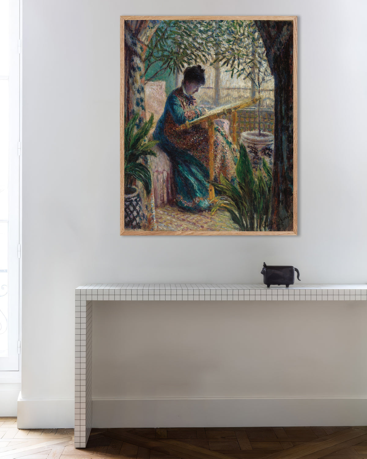 Plakat Madame Monet broderer (1875) af Claude Monet med ramme i naturtræ