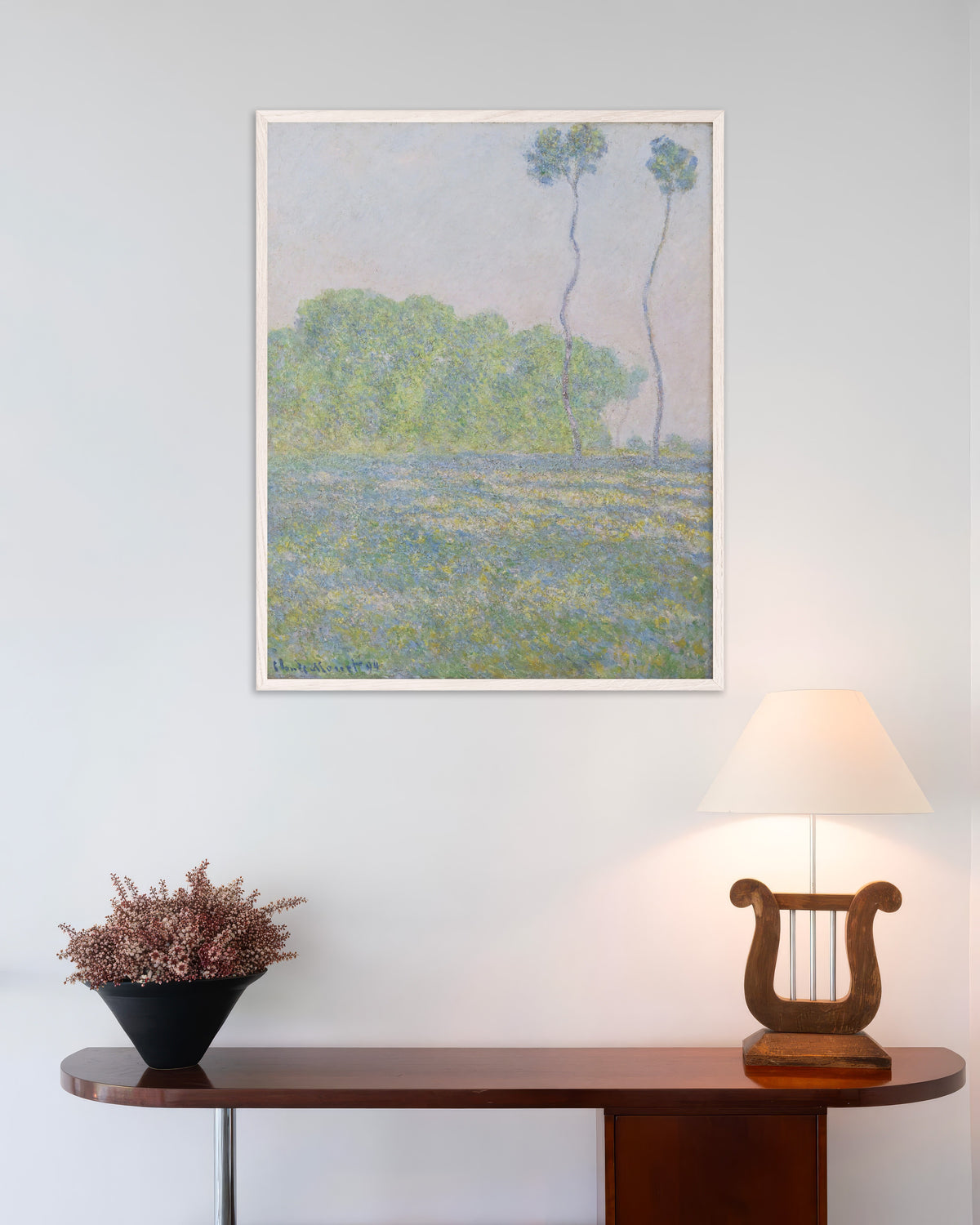 Plakat Eng ved Giverny (1894) af Claude Monet med hvid træramme