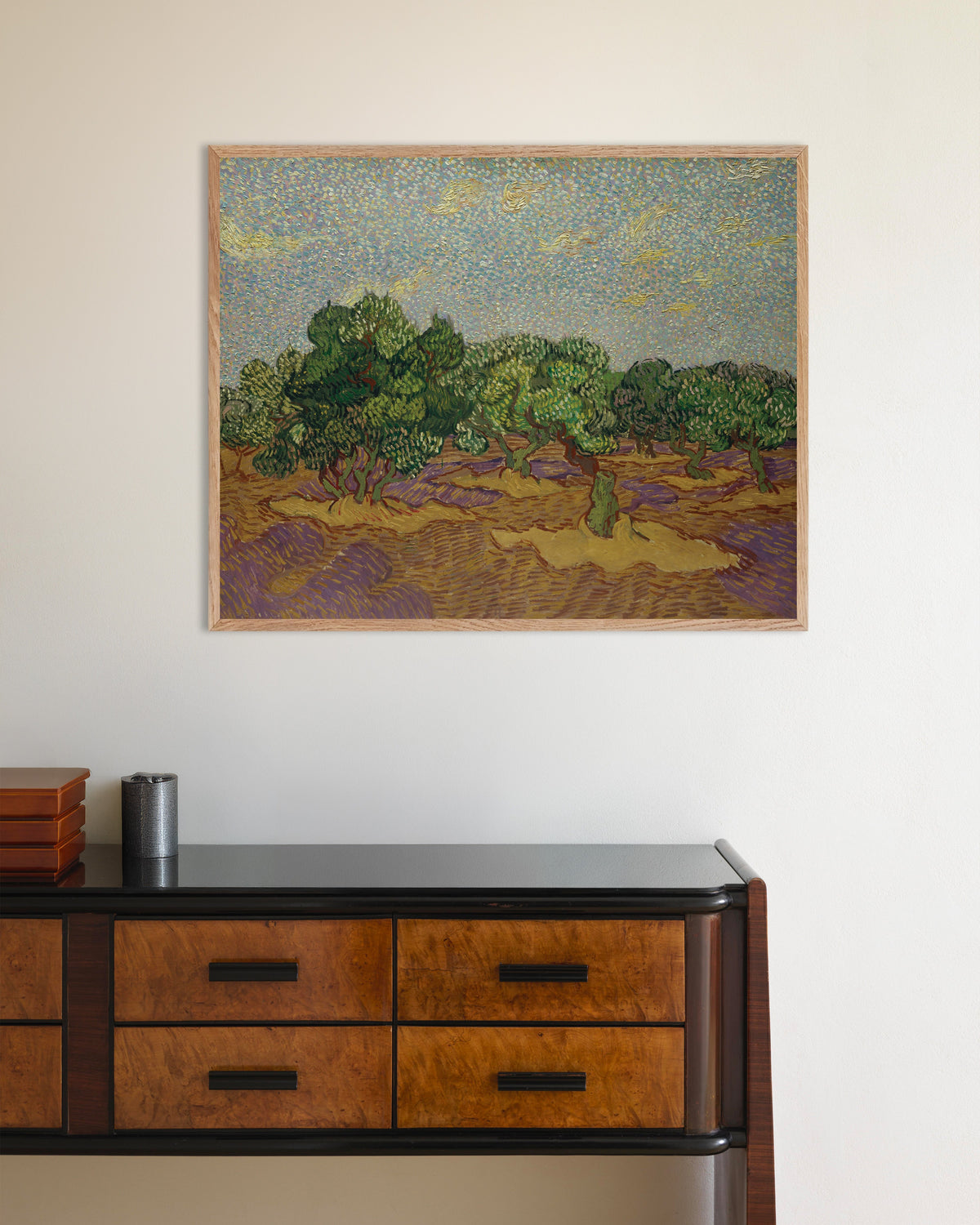 Poster af Oliventræer under en bleg himmel (1889) af Vincent van Gogh med ramme af naturtræ