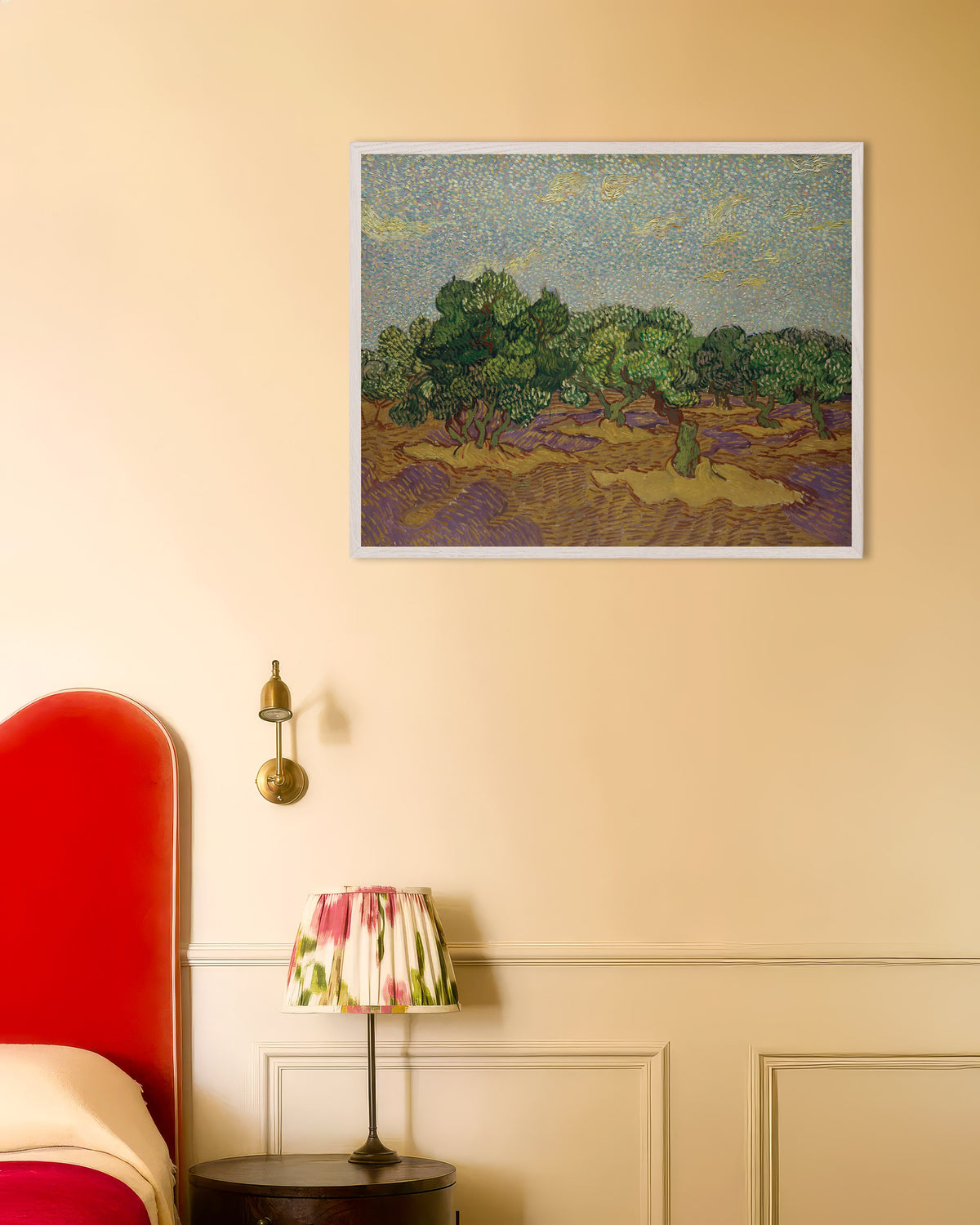 Poster af Oliventræer under en bleg himmel (1889) af Vincent van Gogh med hvid træramme