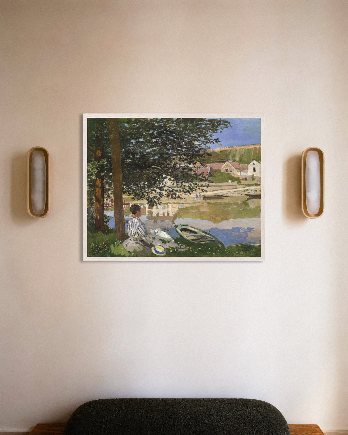 Plakat Ved Seinens bred, Bennecourt (1868) af Claude Monet med hvid træramme