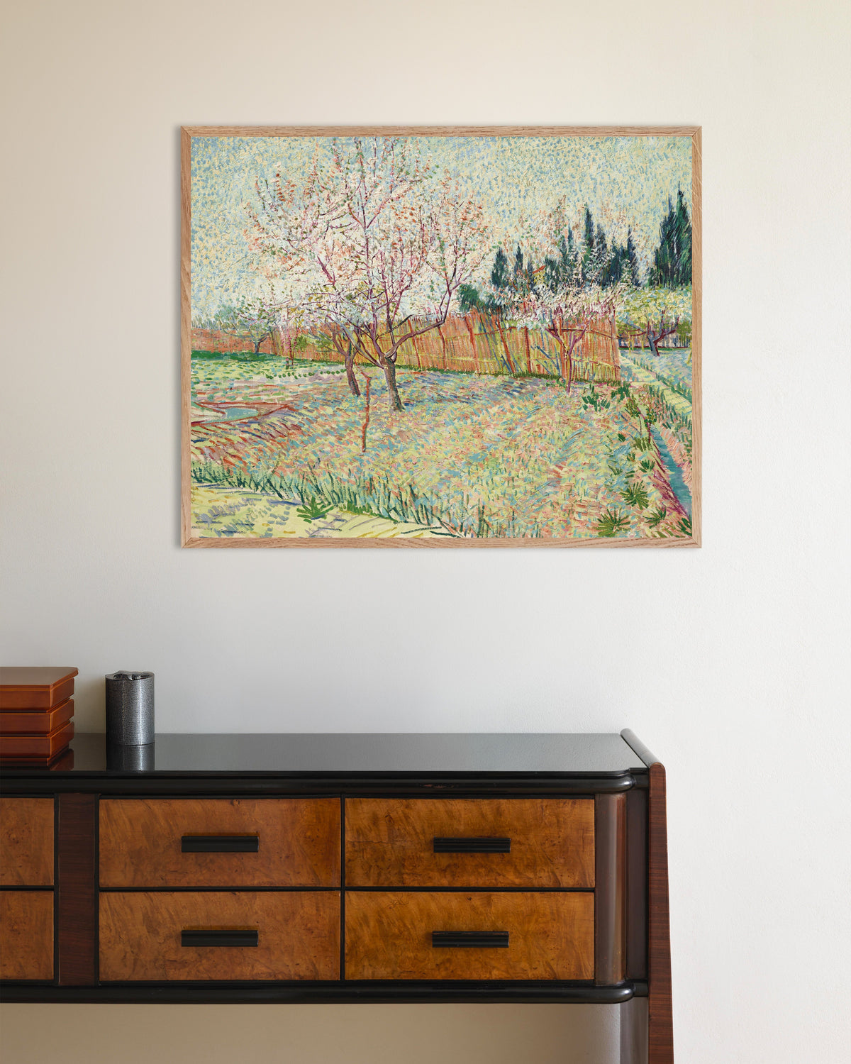 Poster med Frugtplantage omgivet af cypresser (1888) af Vincent van Gogh, med naturfarvet træramme