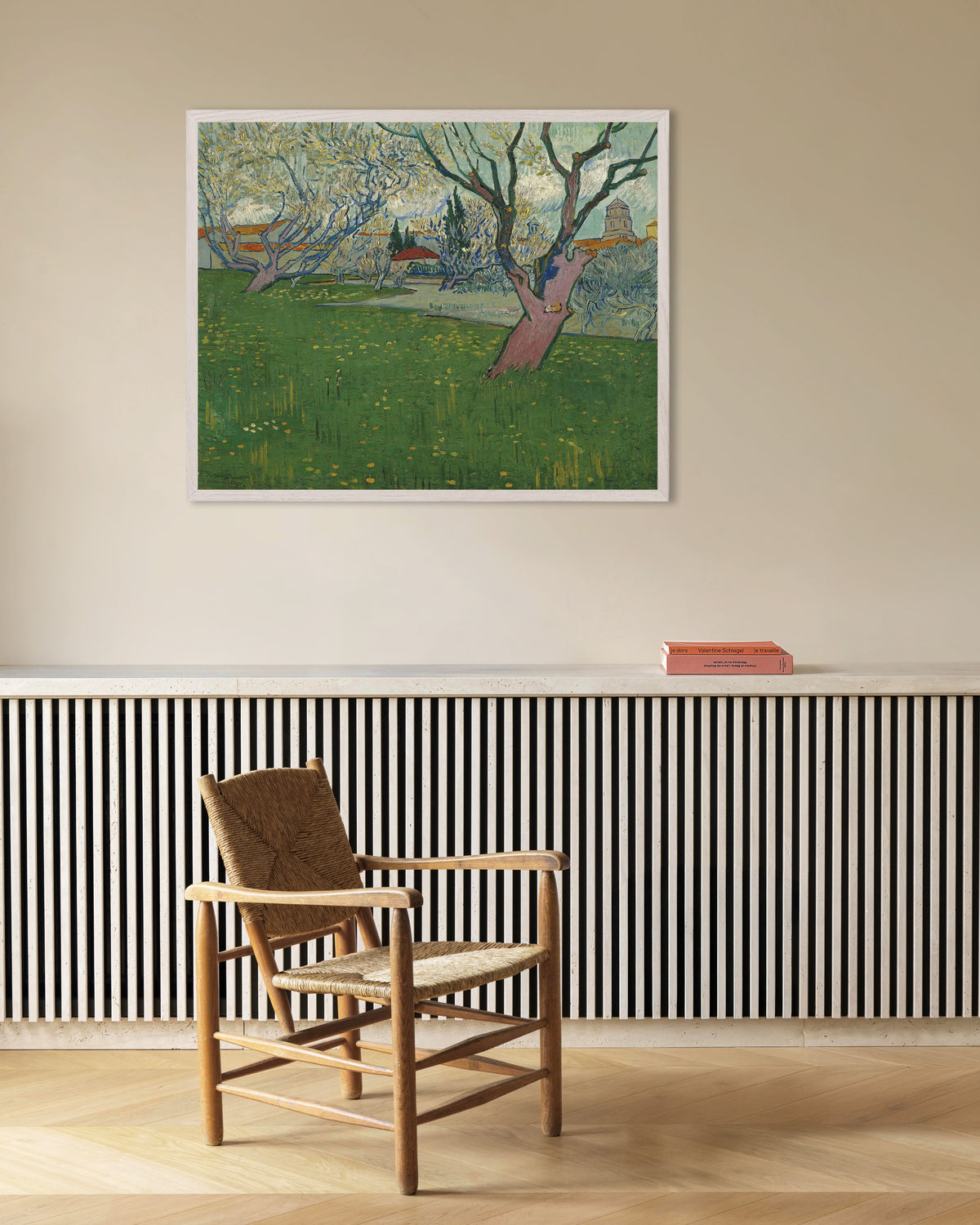 Poster med Frugthave i blomst med udsigt over Arles (1889) af Vincent van Gogh, med hvid træramme