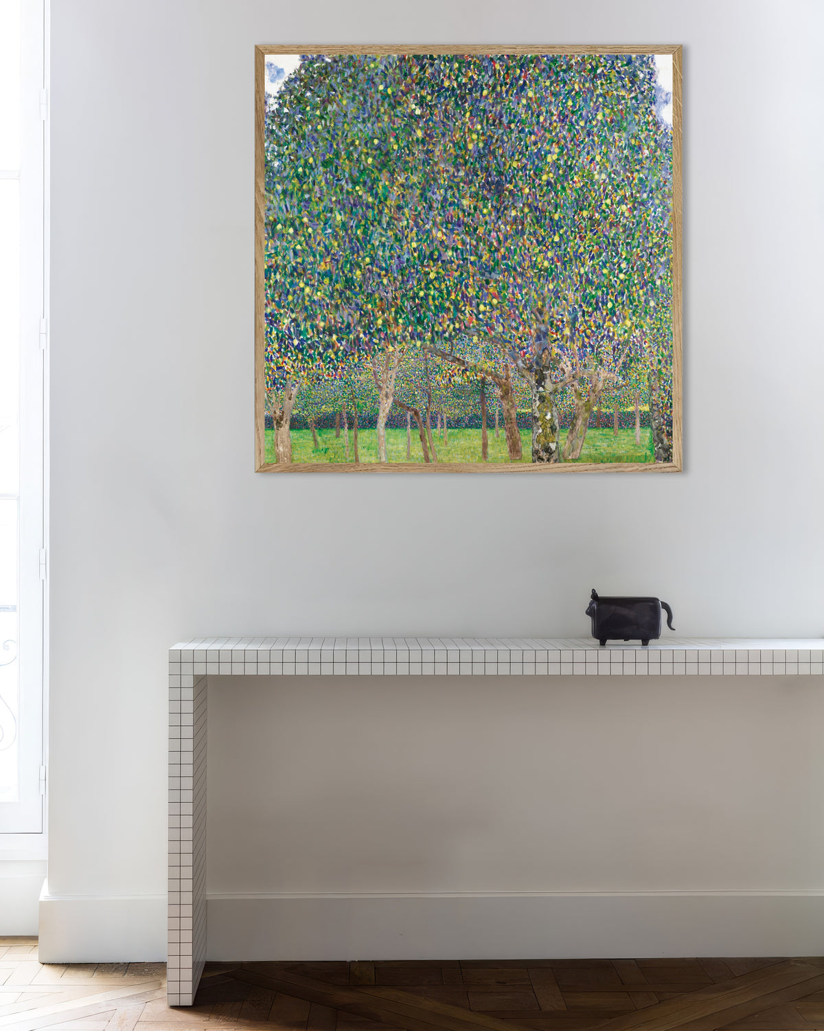 Plakat Pæretræet (1903) af Gustav Klimt med ramme i naturtræ