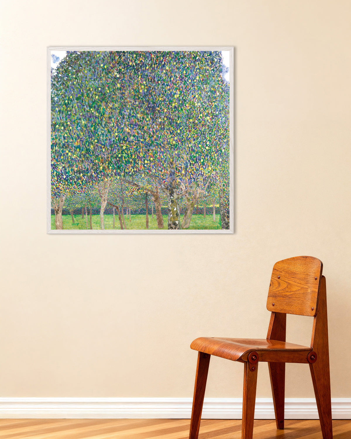 Plakat Pæretræet (1903) af Gustav Klimt med hvid træramme
