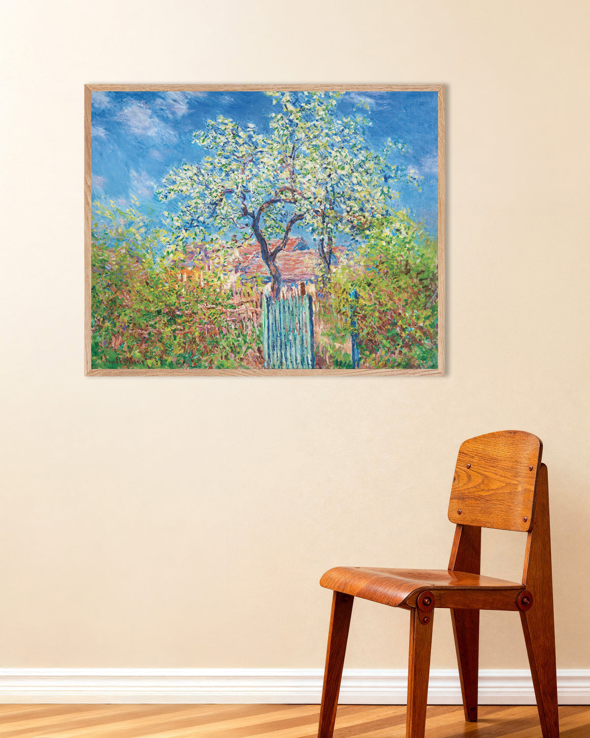 Plakat Pæretræ i blomst (1885) af Claude Monet med ramme i naturtræ