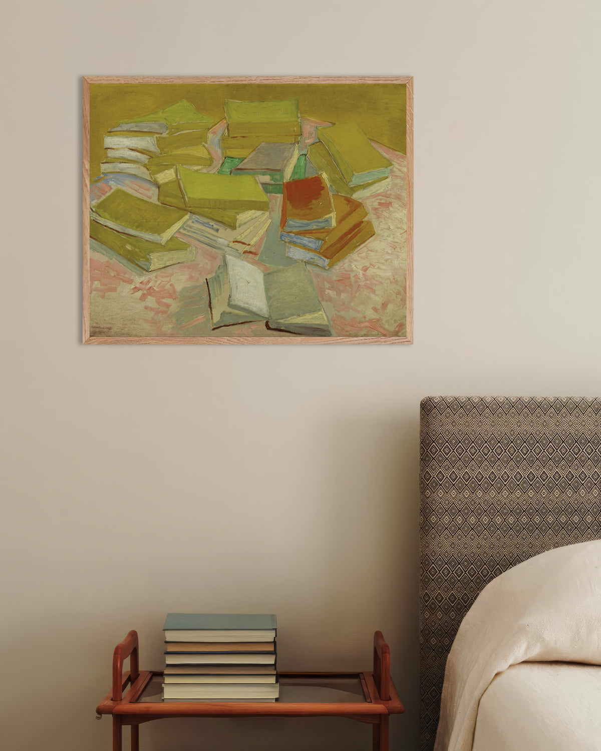 Poster med Stakke af franske romaner (1887) af Vincent van Gogh, med ramme af naturtræ