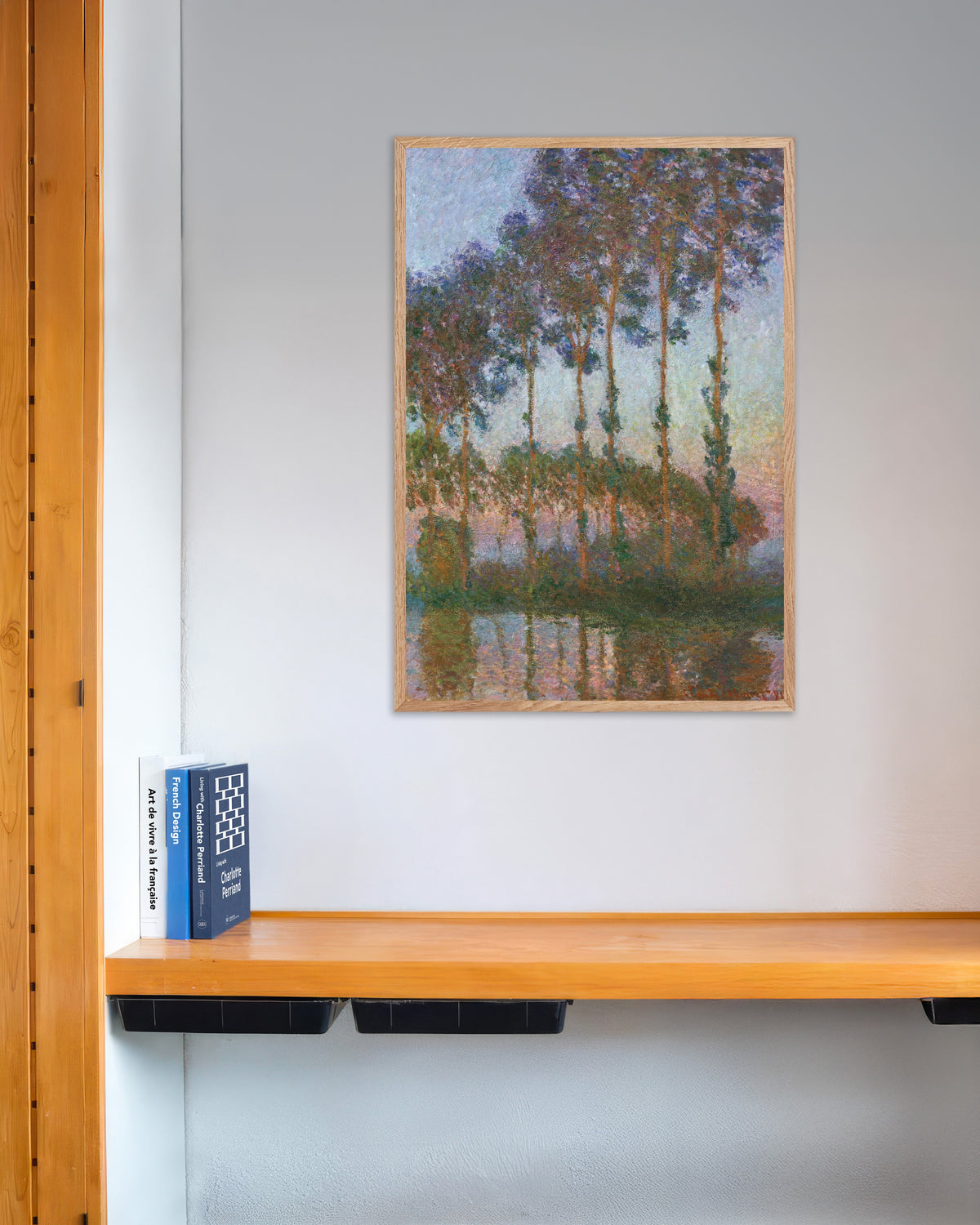 Plakat Popler ved Eptes bred, tusmørke (1891) af Claude Monet med ramme i naturtræ