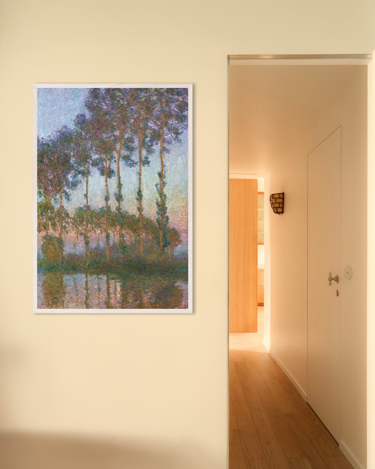 Plakat Popler ved Eptes bred, tusmørke (1891) af Claude Monet med hvid træramme