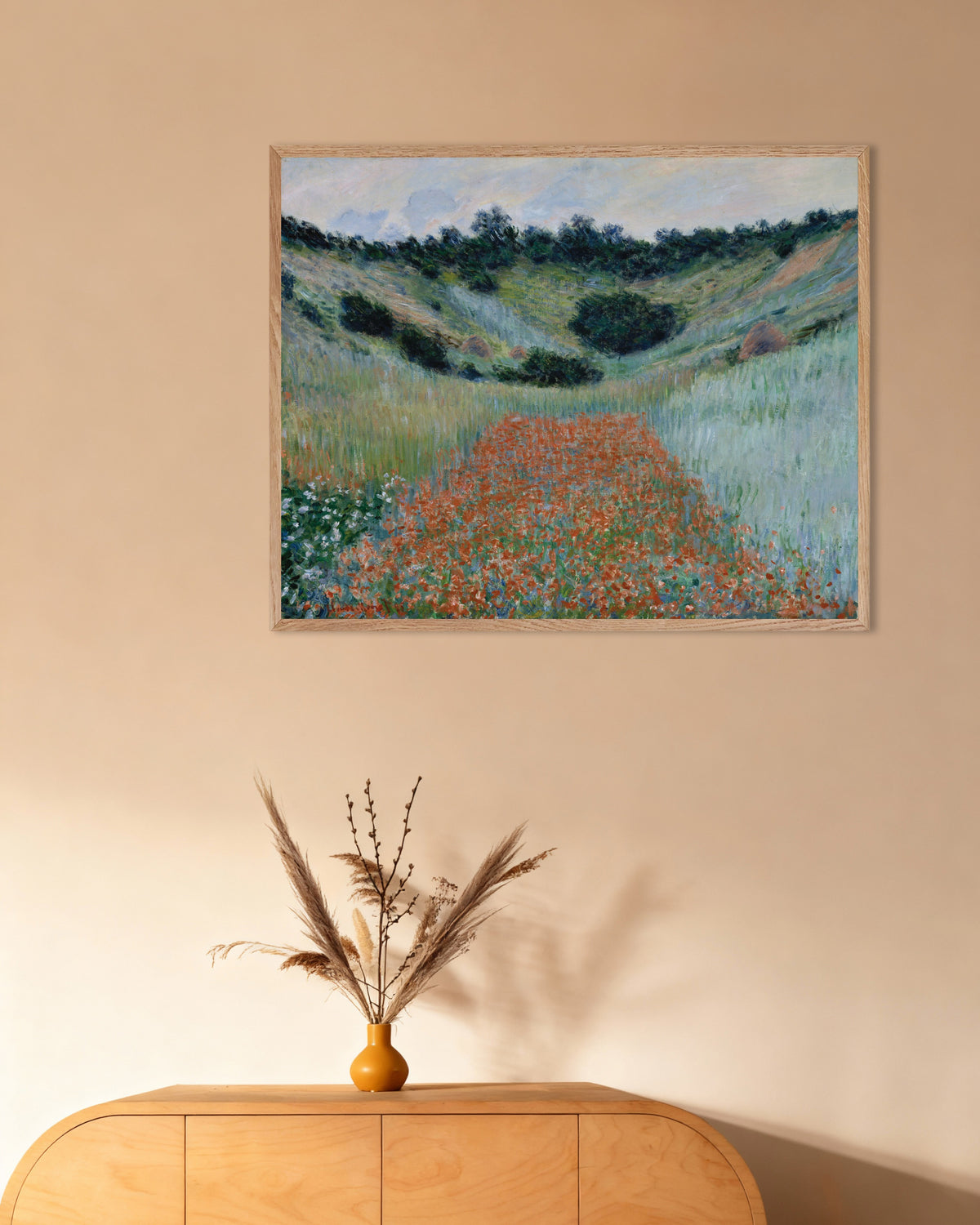 Plakat Valmuemark i en lavning nær Giverny (1885) af Claude Monet med ramme i naturtræ