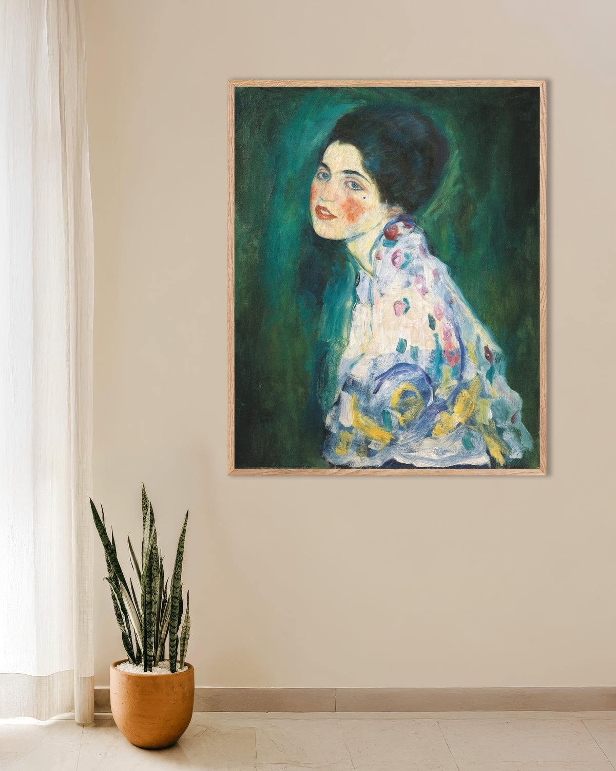 Plakat Portræt af en dame (1916–1917) af Gustav Klimt med ramme i naturtræ