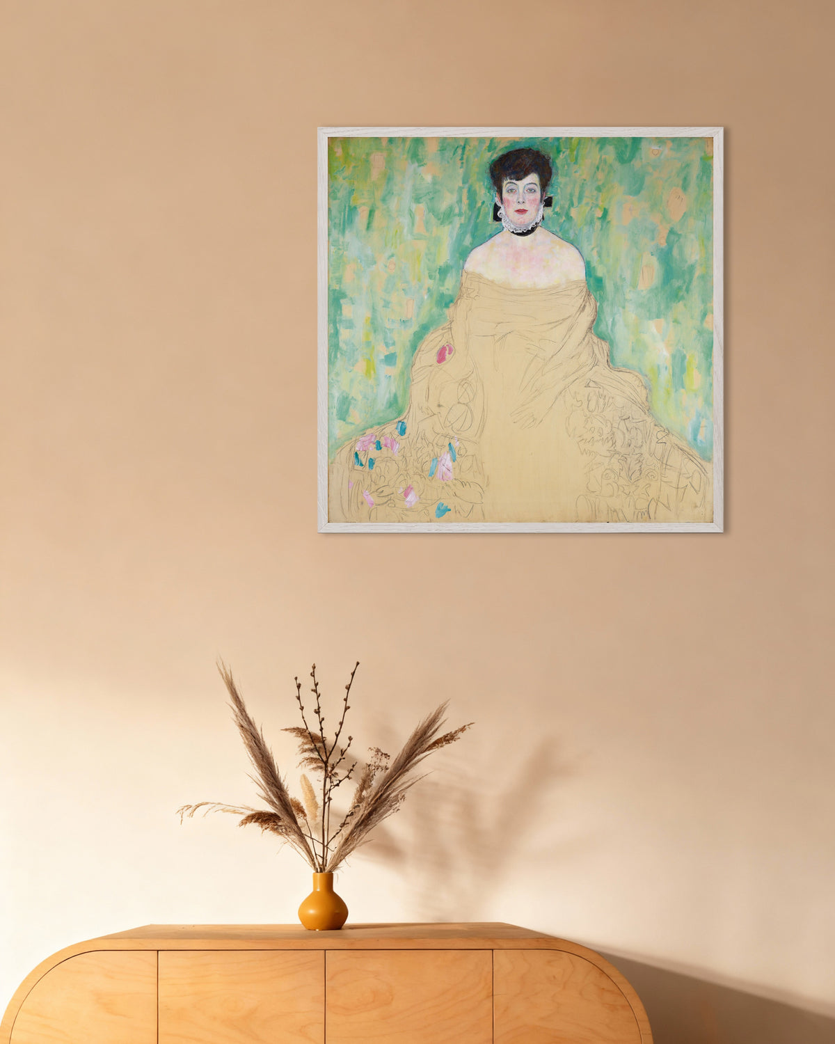 Plakat Portræt af Amalie Zuckerkandl (1917) af Gustav Klimt med hvid træramme