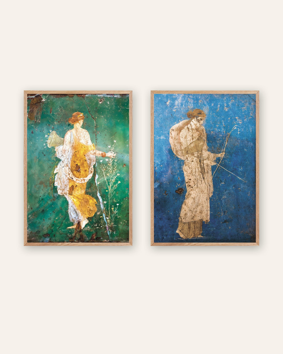 Sæt med 2 plakater med romerske fresker, Flora og Artemis, i naturfarvede trærammer